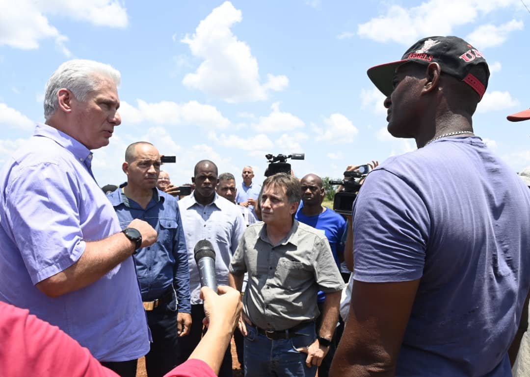 Del sector electroenergético a la producción de alimentos, de Mayabeque a Matanzas. El Presidente @DiazCanelB está en el municipio Jagüey Grande, en lo que fuera antes la Empresa de Cítricos, hoy Empresa Agroindustrial 'Victoria de Girón'. Vía @PresidenciaCuba