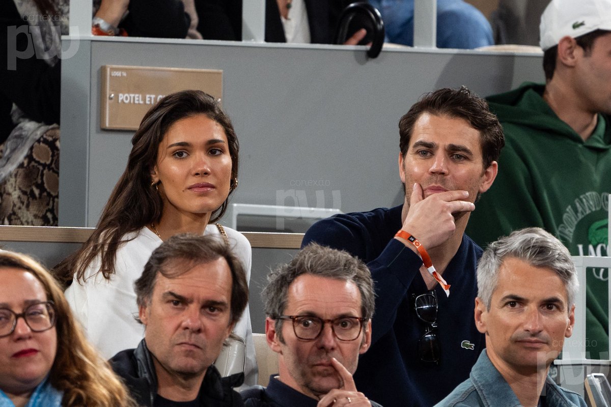 CPW_Midia's tweet photo. 📸|| ABERTO DA FRANÇA DE 2024 - TERCEIRO DIA

#PaulWesley e #NathalieKuckenburg no terceiro dia do Aberto da França de 2024 em Roland Garros em 28 de maio de 2024 em Paris, França. https://t.co/9BDXoPbS8L