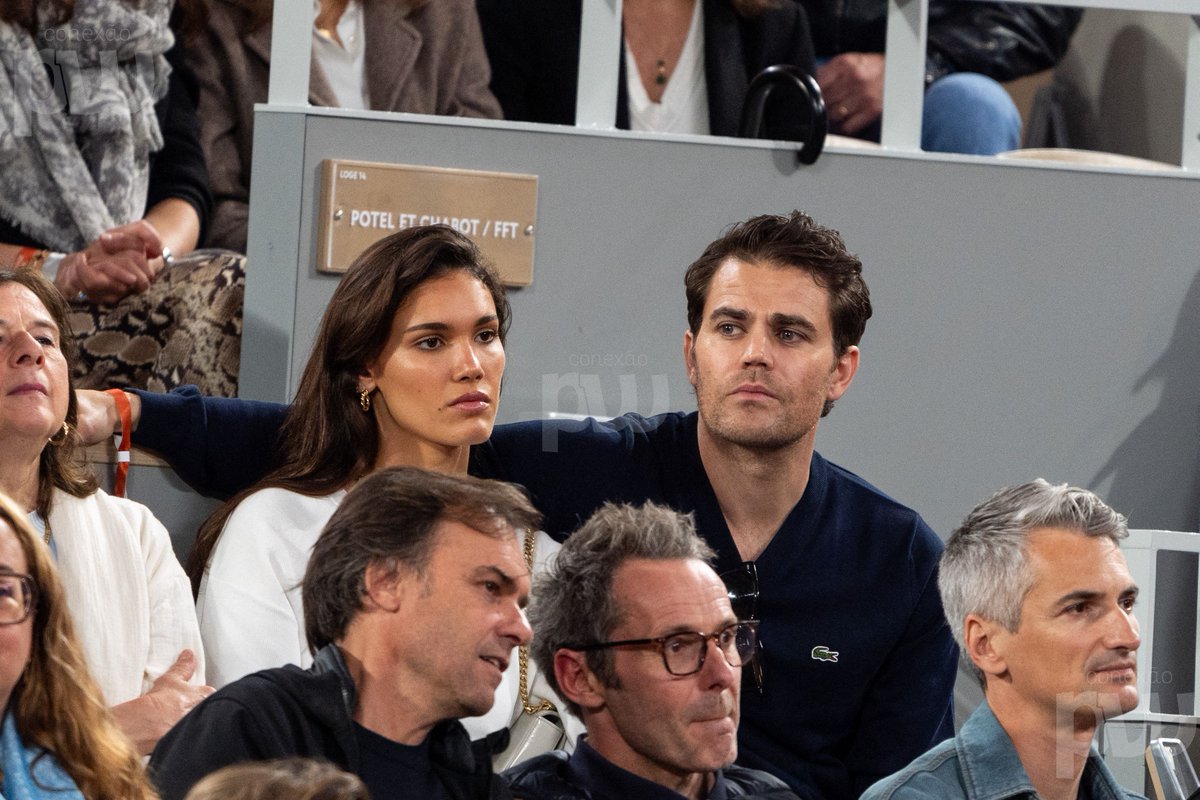 CPW_Midia's tweet photo. 📸|| ABERTO DA FRANÇA DE 2024 - TERCEIRO DIA

#PaulWesley e #NathalieKuckenburg no terceiro dia do Aberto da França de 2024 em Roland Garros em 28 de maio de 2024 em Paris, França. https://t.co/9BDXoPbS8L
