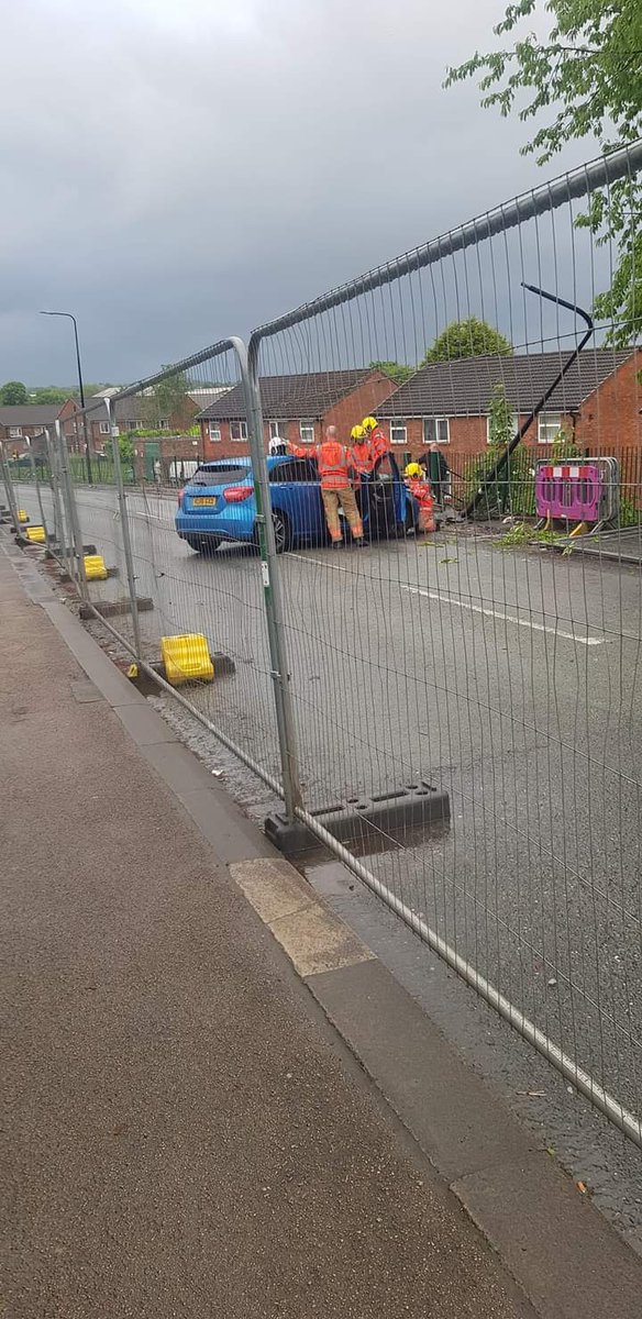 urshieab's tweet photo. The bridge is closed but this muppet didn't think it applied to them. https://t.co/j3K9RXh0g0