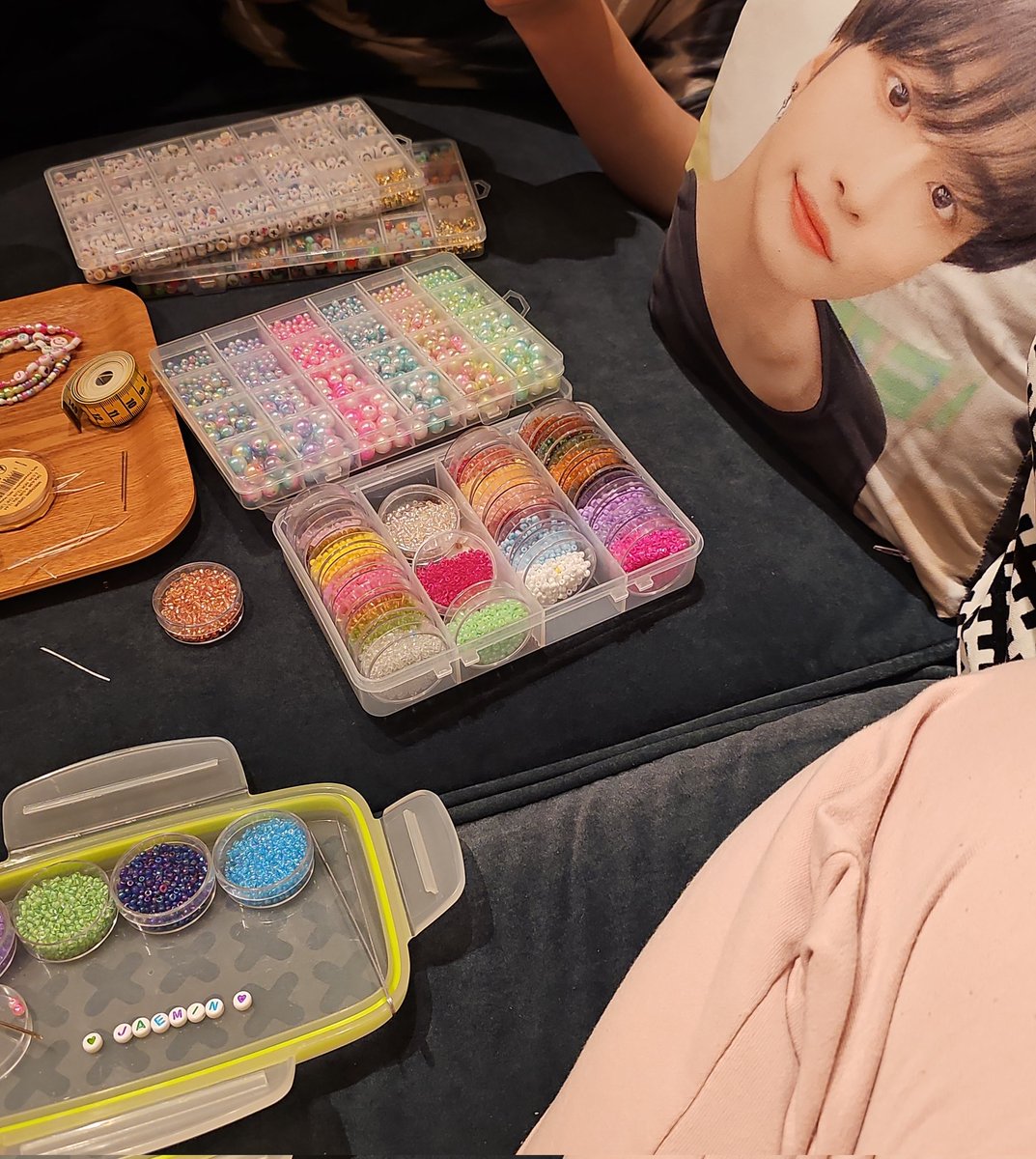 hwa is supervising the dreamies bracelet factory hehe