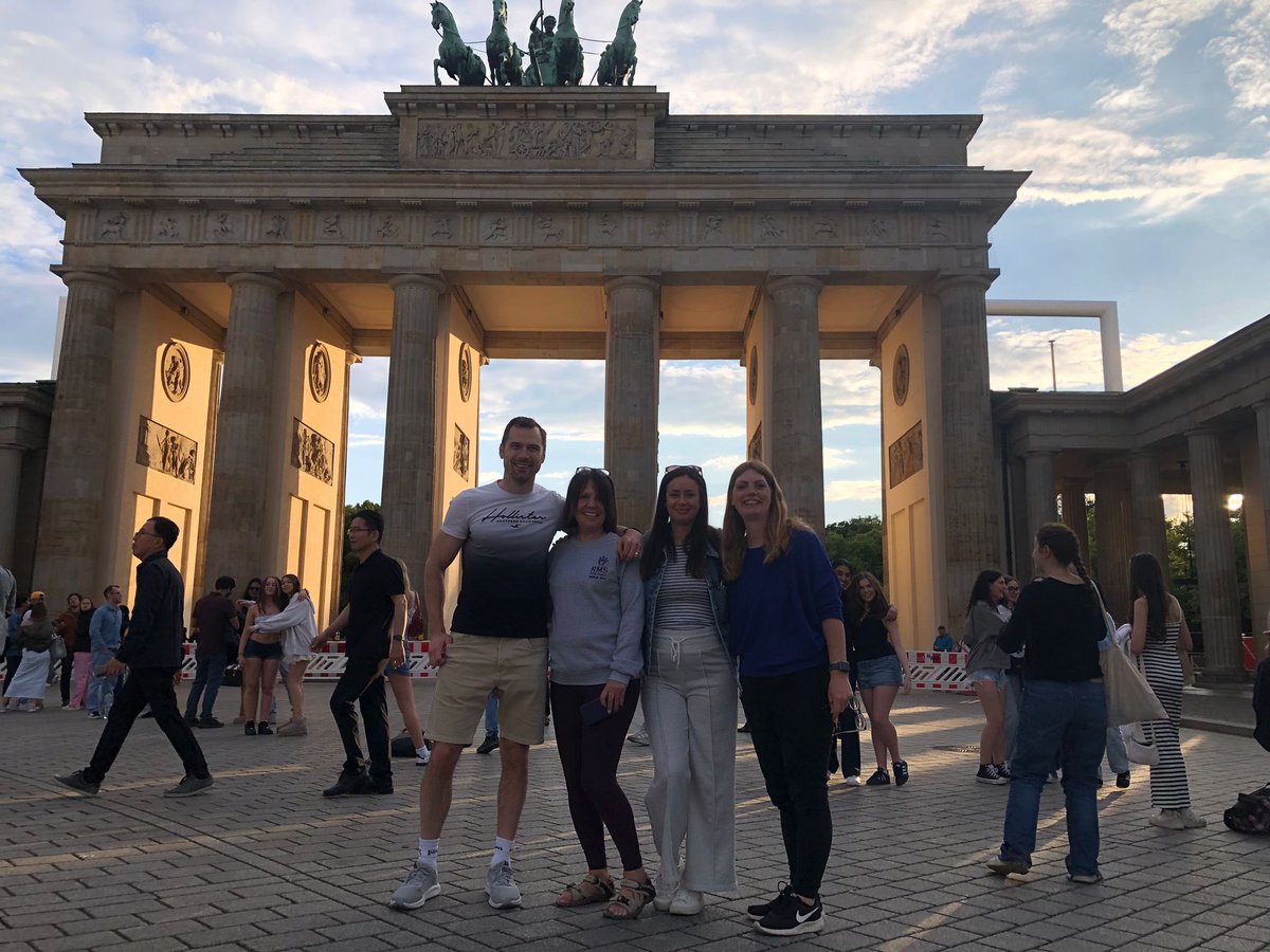Evening trip to the Brandenburg Gate #historyontour #siteseeing