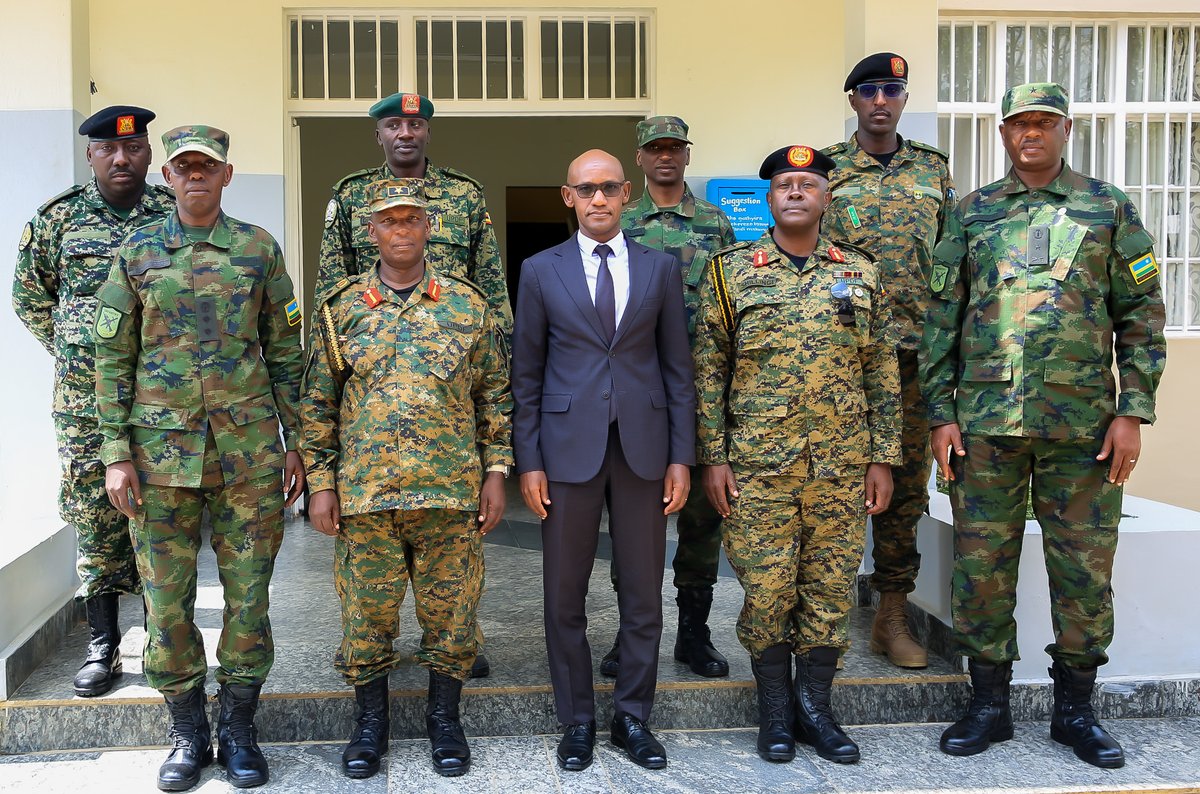 Today, in Nyagatare District, the Rwanda Defence Force (2 and 5 Div) received a delegation from Uganda People’s Defence Forces (UPDF) 2nd Division led by Brig Gen Paul MUHANGUZI, UPDF 2nd Division commander for a three-day cross-border security meeting. bit.ly/3VjKHoI