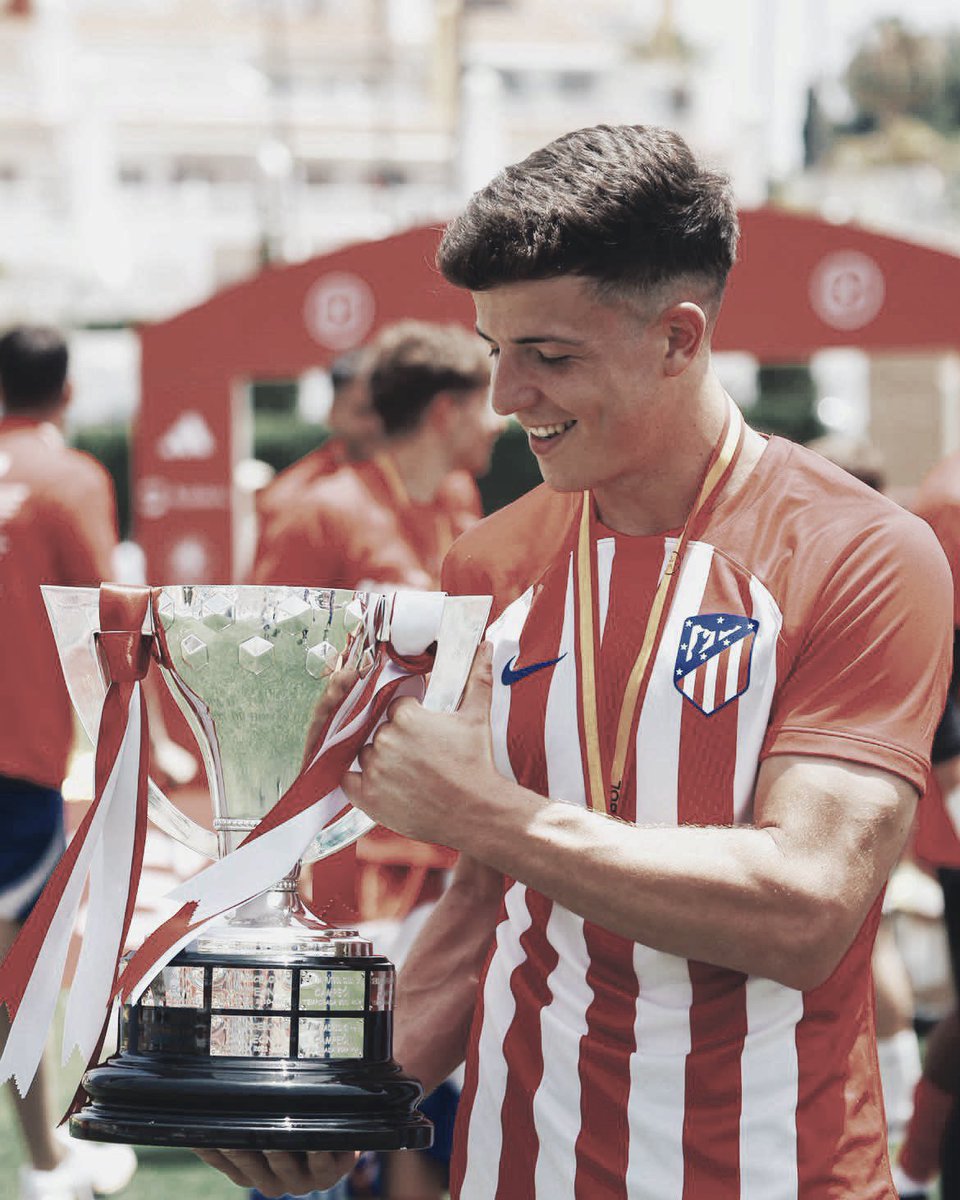 🌟 THE CHAMPION 🌟

¡David Muñoz conquista la Copa de Campeones! ❤️🤍

El capitán del @Atleti levanta el trofeo tras realizar un grandísimo campeonato, llegando a dar la asistencia de gol que les acabaría dando la victoria en la final

¡Enhorabuena!

#atleticodemadrid #juvenildh