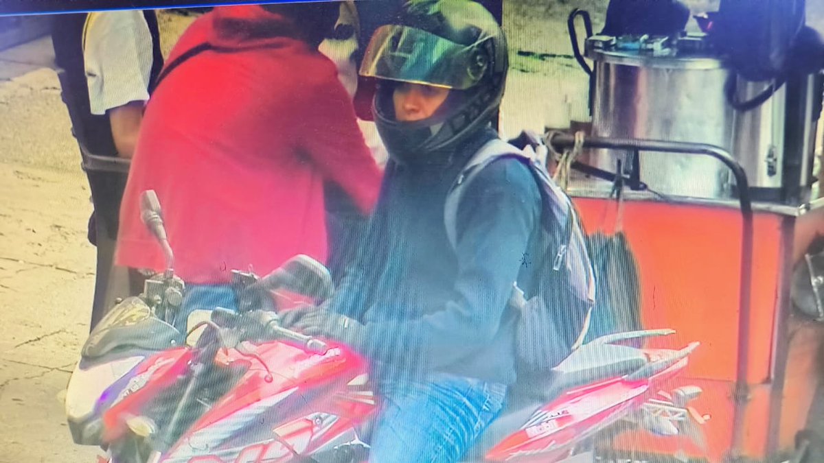 ColombiaOscura's tweet photo. #ATENTOS. Pilas con este delincuente que se movilza en motocicleta Pulsar NS 200 color rojo de placa EAH30D. Quedó grabado en instantes que intenta robar celular a una ciudadana en la loc/Teusaquillo (Bogotá) cerca a la uni/ECCI, exactamente en cr 19 con cl 49. ¡DIFUNDIR! https://t.co/C68S206wCz