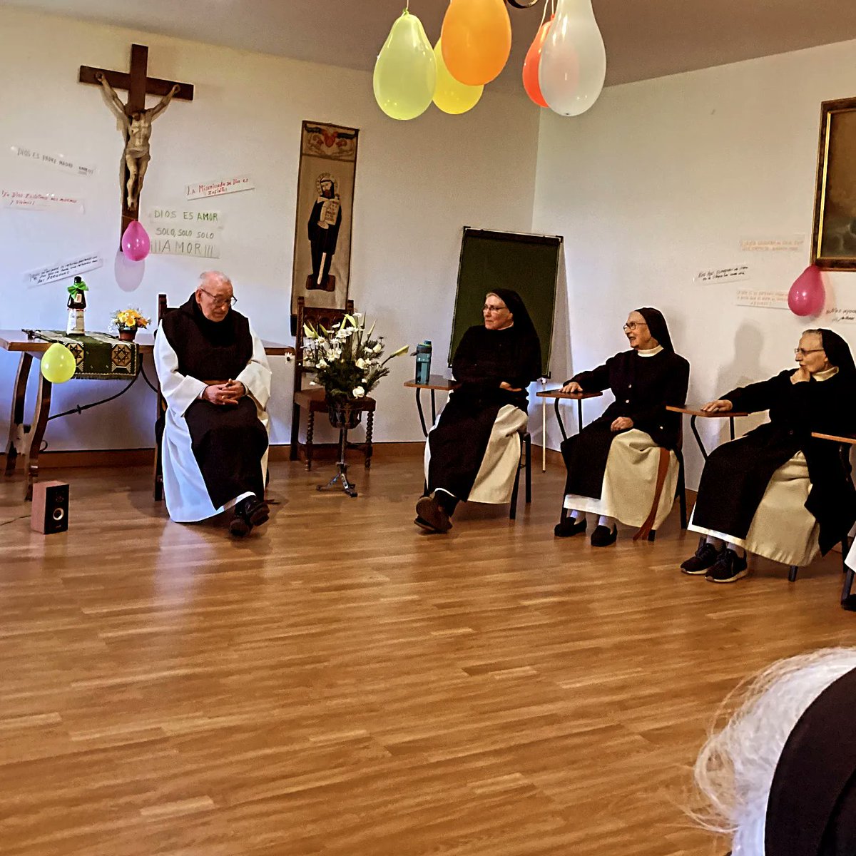 monjasdecarrizo's tweet photo. 👉La Tarde la hemos dedicado a celebrar la vida del P. Leoncio, que lleva muchos años como capellán de esta #comunidad de #monjas #Cistercienses #Trapenses de #CarrizoDeLaRibera y que hoy cumple 90 años🎂🎂
#OraEtLabora #IXSiglos #carrizodelaribera #leon #vidasilenciosa https://t.co/0Opzagk1VY