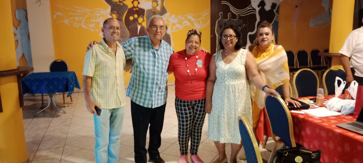 QUE ORGULLO nuestra Viceministra de Salud #Cuba  Carilda Peña con nuestro querido Doctor Valdés y un equipo de trabajo se reunió hoy muy temprano en nuestro Municipio con todos los directores de Higiene de la Provincia
#SanLuis 
#TierraDeLosMaceo
#SantiagoDeCuba