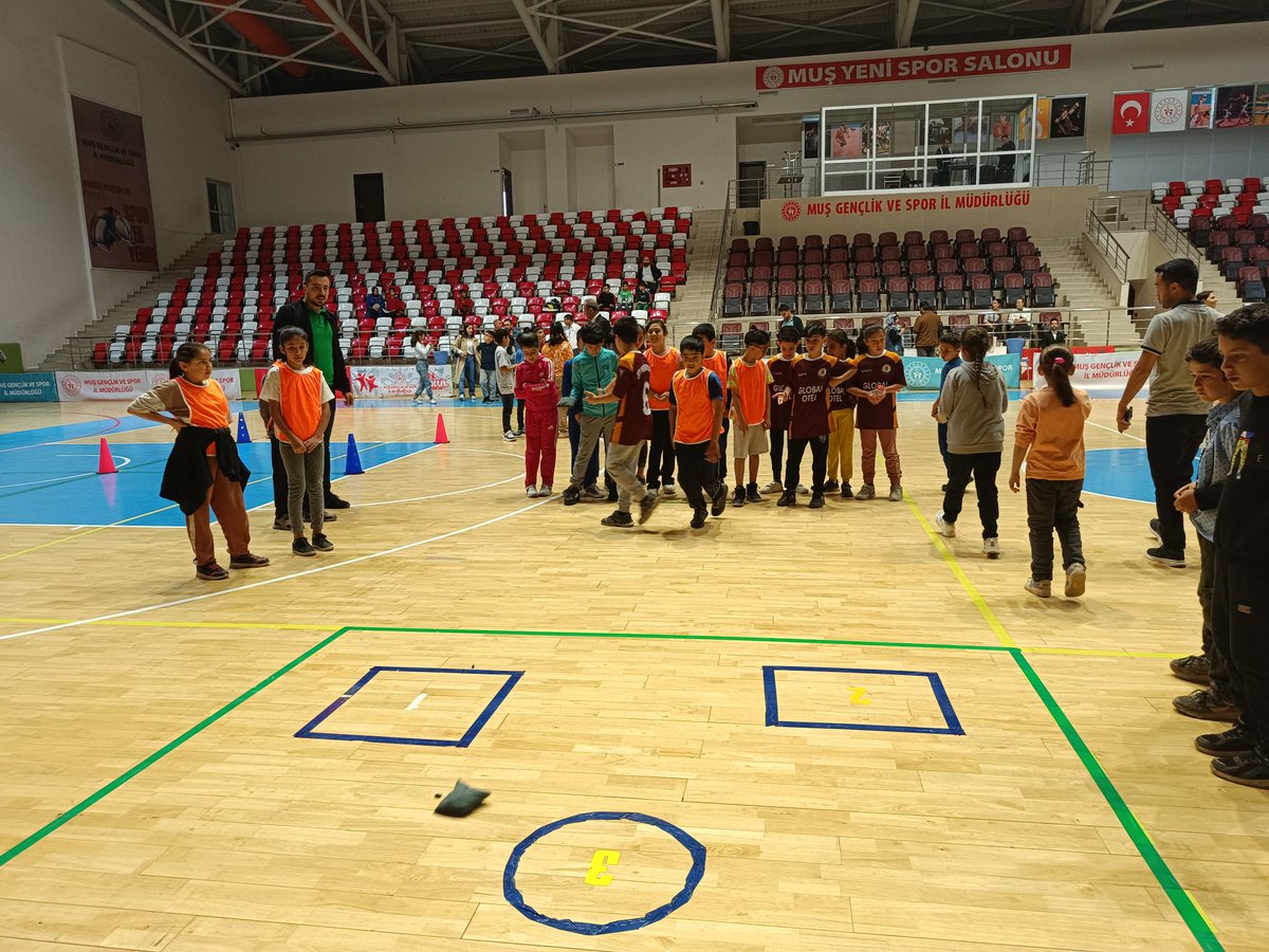 28 Mayıs Dünya Oyun Oynama Günü nedeniyle  Yüz Yüze 100 Çocuk Oyunları Etkinlikleri Kapsamında ilimizde ilkokullar arasında düzenlenen etkinliklerden kareler.
<a href="/tcmeb/">Millî Eğitim Bakanlığı</a> <a href="/mebtegm/">Temel Eğitim Genel Müdürlüğü</a> <a href="/MusMilliEgitim1/">Muş İl Millî Eğitim Müdürlüğü</a> <a href="/ebubekirsavasci/">Ebubekir Sıddık Savaşçı</a> <a href="/EnverkV/">Enver KIVANÇ</a>