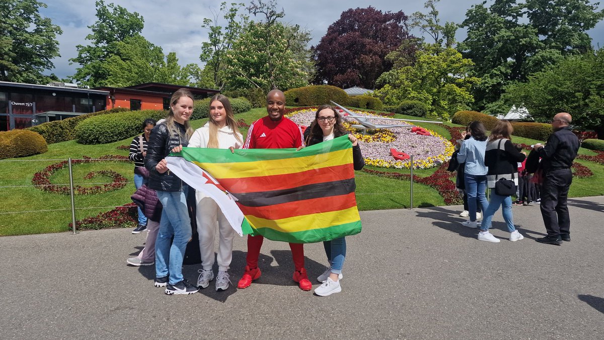 KudaZim7's tweet image. "Are you some kind of Aviation Celebrity?"

At the #FlowerClock in #Geneva I met some people who had seen me getting preferential treatment earlier from @EasyJet. They wanted to know if I was famous in the Aviation industry. "No, I am not famous. I just love #Aviation."