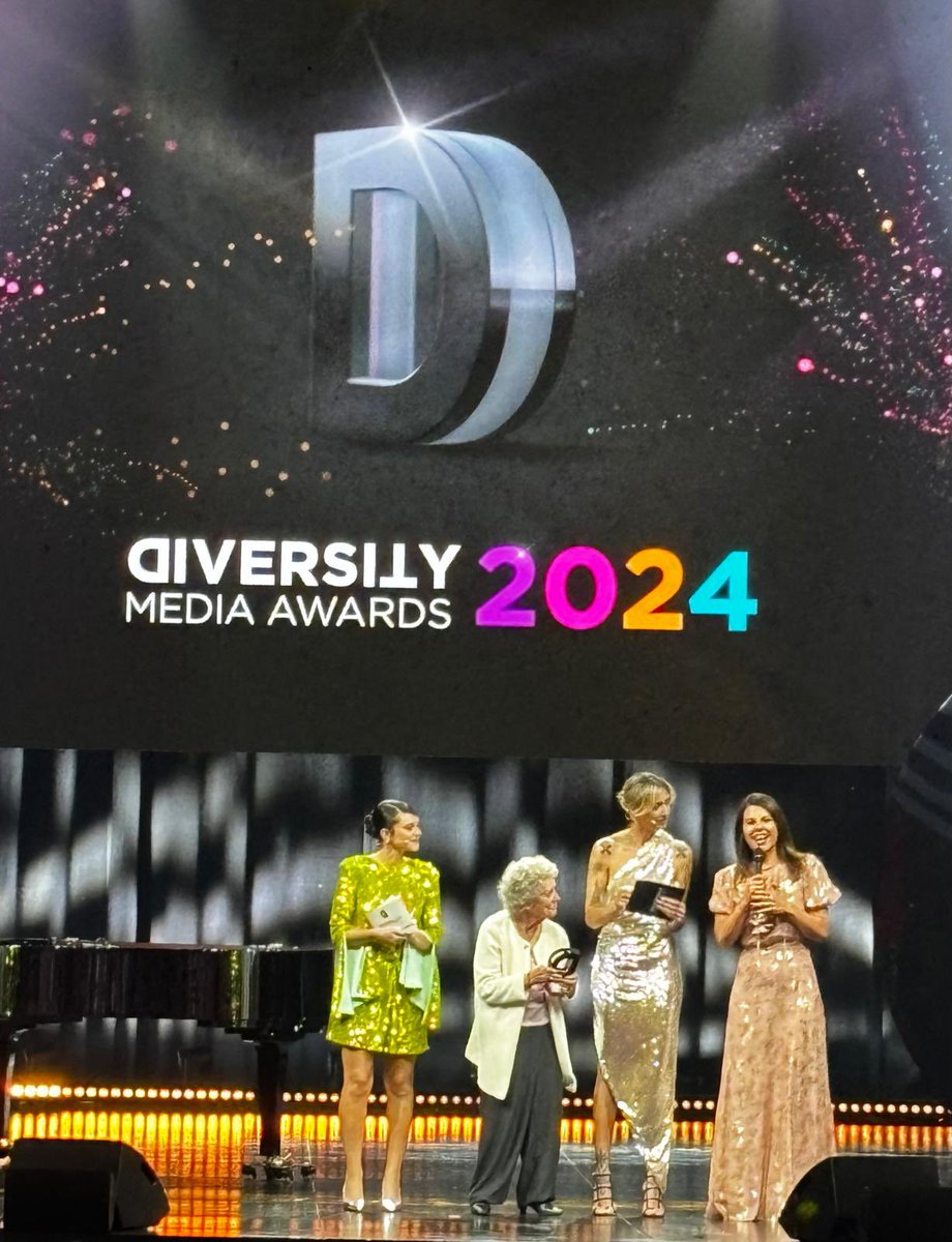 Splendida Cornice ha vinto il Diversity Media Award come Programma tv dell’anno! Grazie a tutti, ne siamo molto felici. 🥰🥇

#SplendidaCornice #DiversityMediaAwards @GeppiC @diversitylab @RaiTre