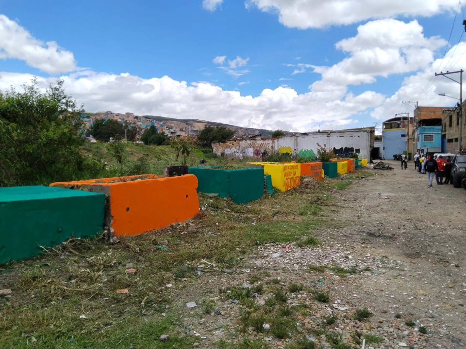 ALCtunjuelito's tweet photo. ¡Así estamos cuidando nuestros entornos naturales 🌎♻️!

Realizamos jornada de limpieza y recuperación de la Zona de Conservación Ambiental de la Quebrada Chiguaza,  nos acompañó la comunidad, @AguasBogota, @Ambientebogota y el equipo ambiental de la Alcaldía local de Tunjuelito. https://t.co/ofSfDY3dtW