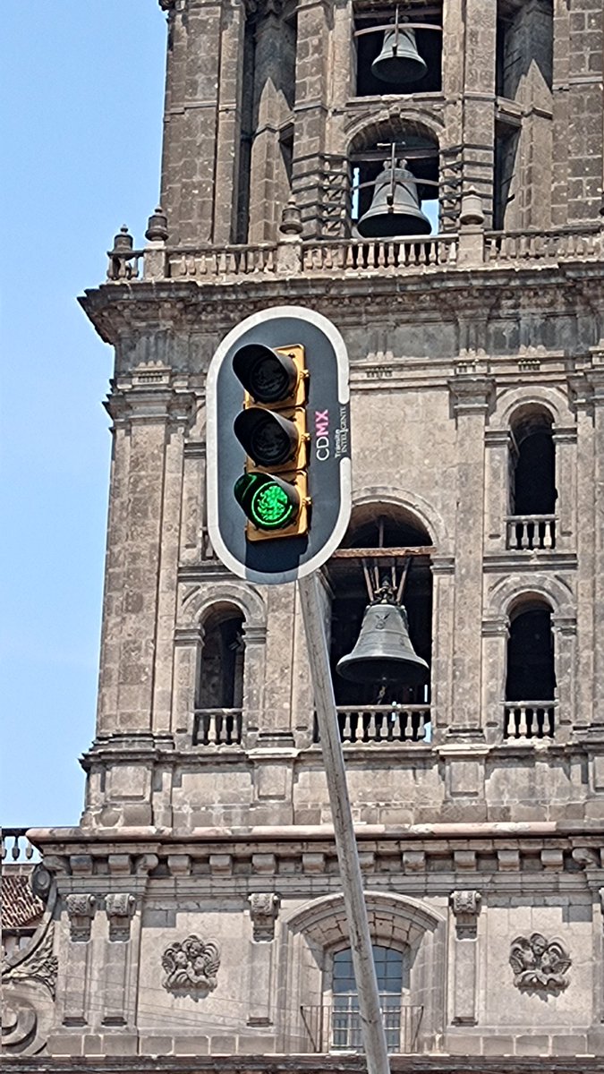 Los semáforos en el Zócalo tienen el escudo nacional 😲