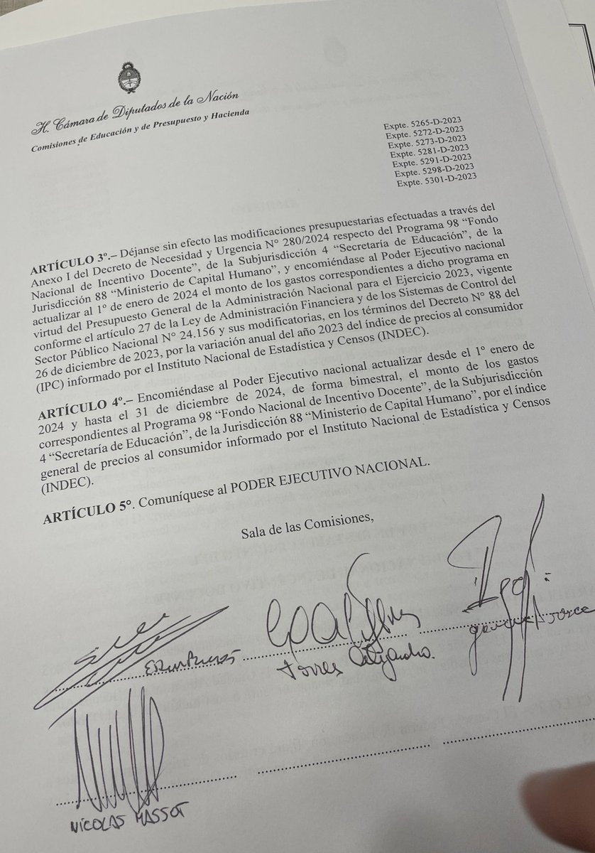 Un paso más cerca de la restitución del #FONID 

Acabamos de firmar el dictamen para que el Gobierno nacional restituya el Fondo de Incentivo Docente,  un complemento muy importante para el salario de la docencia en todo el país