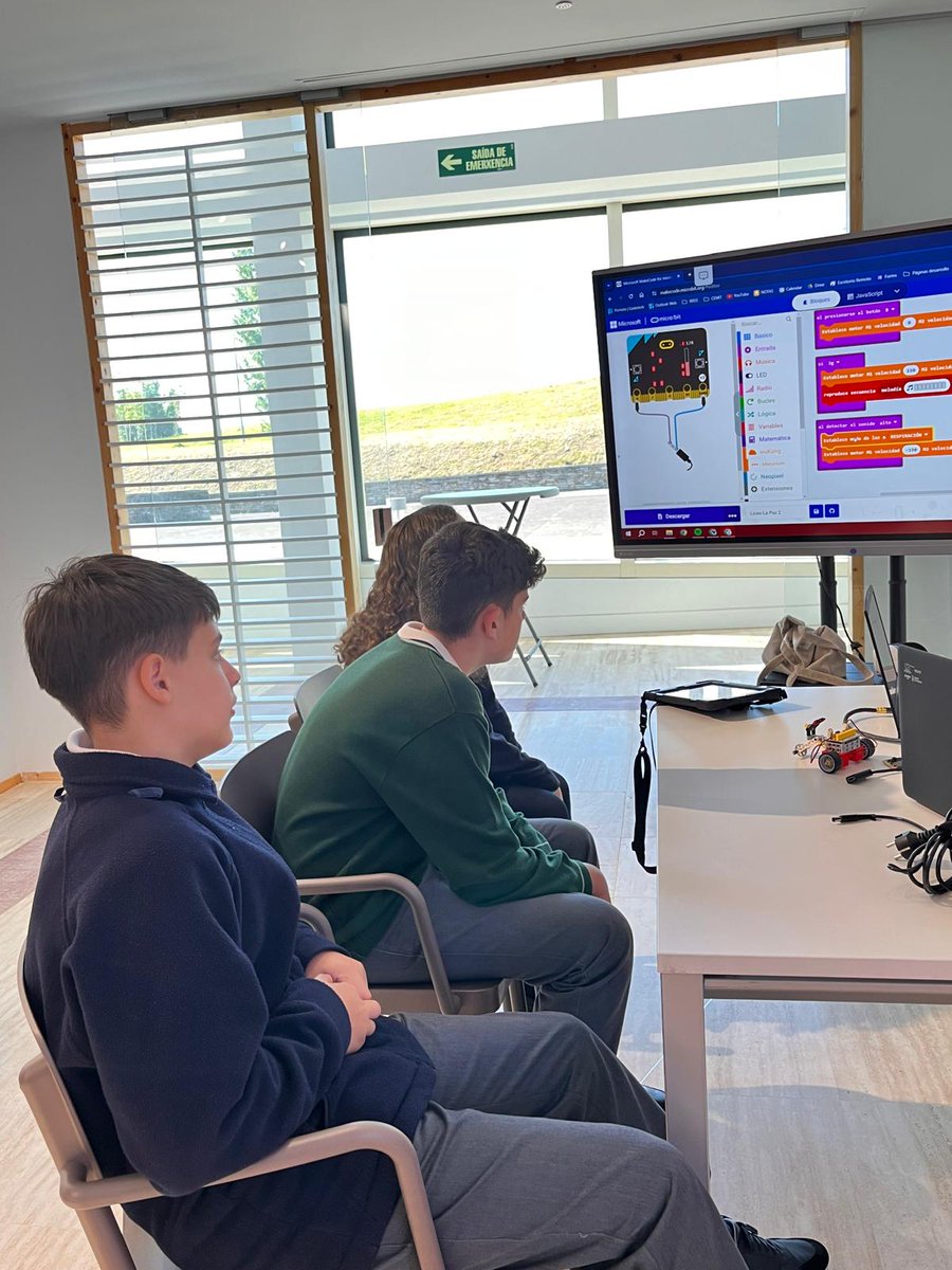 amtega's tweet image. 👉 Onte houbo Tecnólog@ por un día no @gaiastech.

🤩 Alumnado do @ColegioLiceoPaz da Coruña viviu unha completa xornada de traballo aprendendo a usar distintos elementos tecnolóxicos: desde a programación #IoT ata a #robótica, pasando pola #realidadeVirtual ou a #impresión3D.