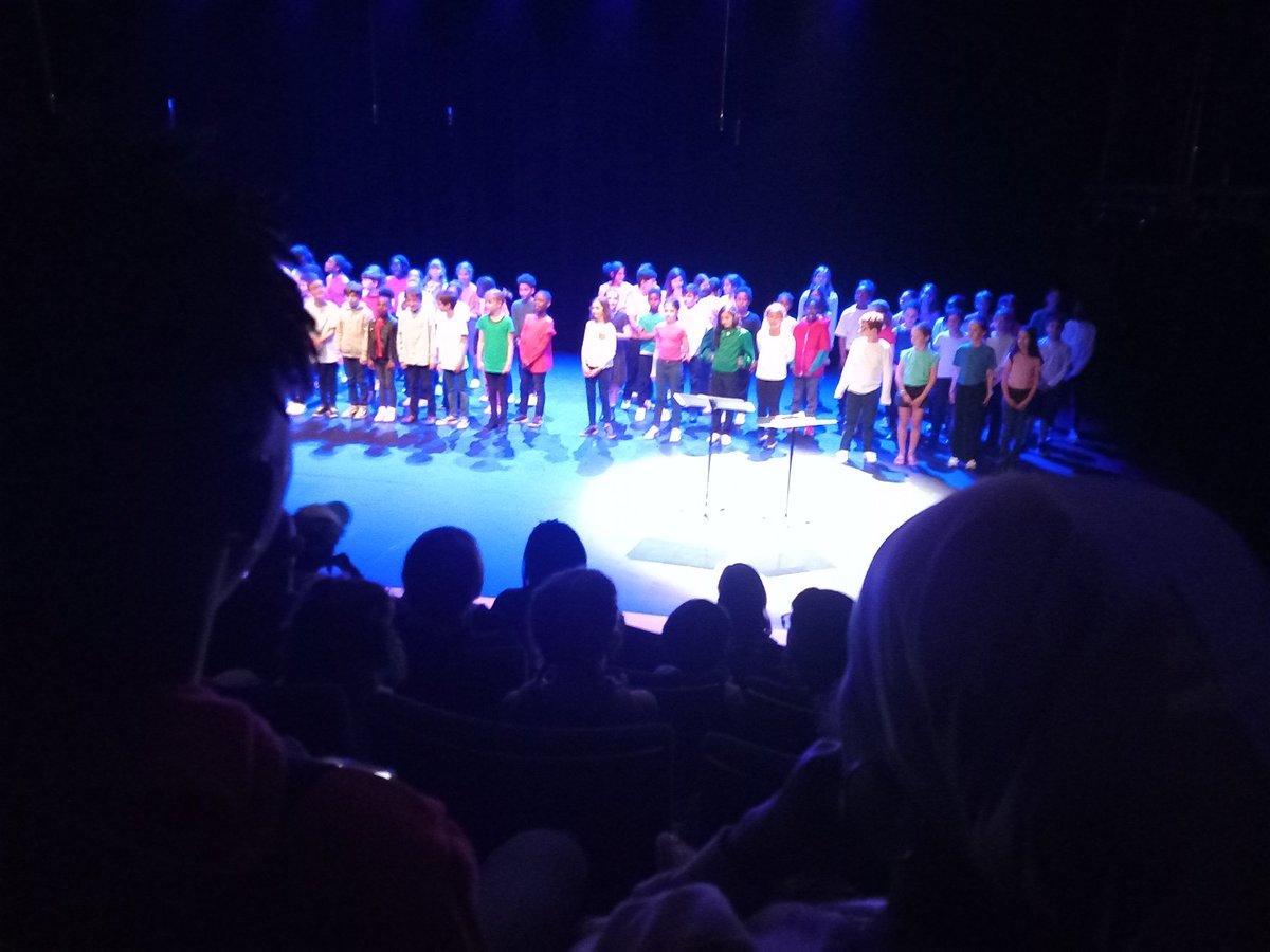 Ce soir, au <a href="/CRR_Rennes/">Conservatoire Rennes</a>, les enfants des centres de loisirs de Jean Moulin, Moulin de Comte, Pascal Lafaye, Jules Ferry et Joseph Lotte nous ont ravis avec un concert dans le cadre d'Écoles en chœur. Une ovation bien méritée pour les enfants et les intervenants musiciens !