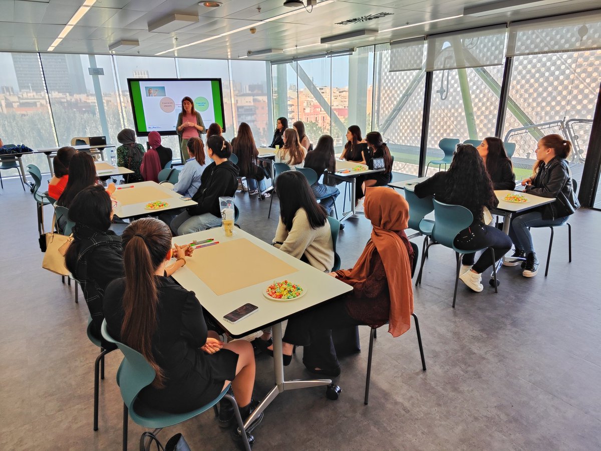 AlbalatAna's tweet photo. Avui tanquem la 1a edició del projecte pilot #Be_Transdigital amb tots els components clau per poder impulsar el talent femení en les TIC. El repte és gran, les motxilles pesen més que les ales que els dotem en els projectes educatius. Però no deixarem mai d'ajudar a volar. https://t.co/0RAfYzsmpH