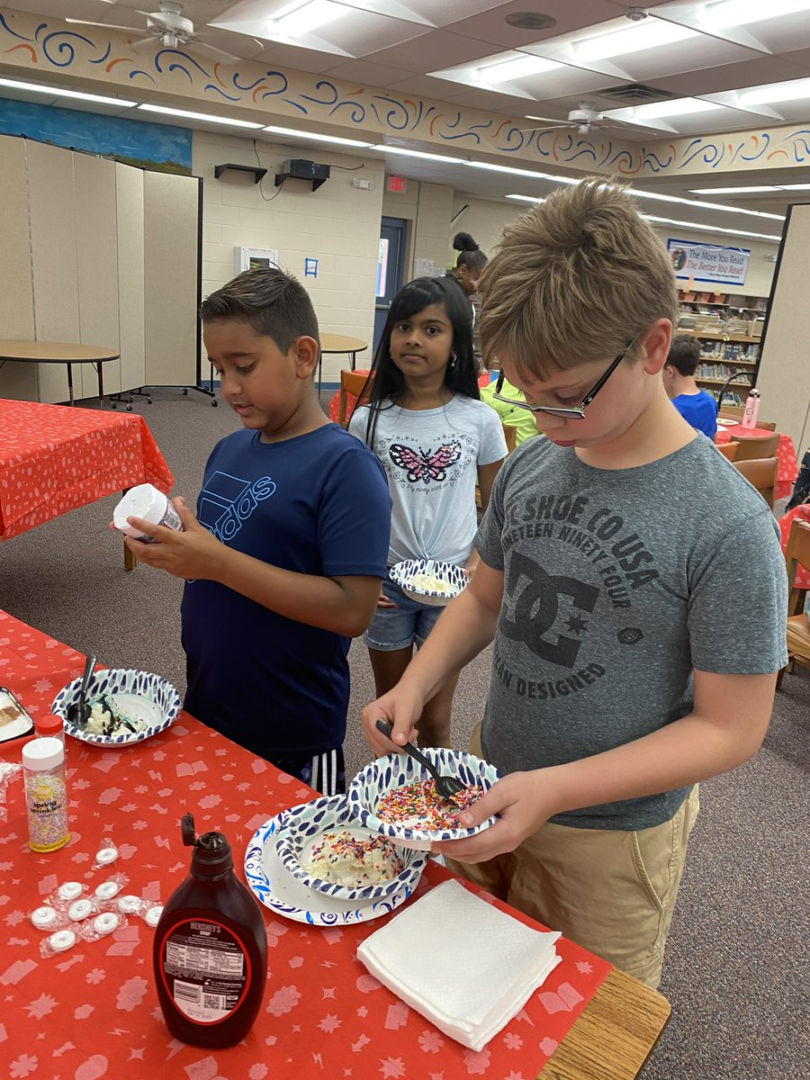 Gateway_Gators's tweet image. #GatewayGators🐊 Congratulations 🎉 to the Millionaire 📚Readers here at Gateway. Thank you PTO  for supplying the food for our scholars. We truly appreciate all that the administration team &amp;amp; educators have done this year to help our scholars be successful!#avid #LeeSchools