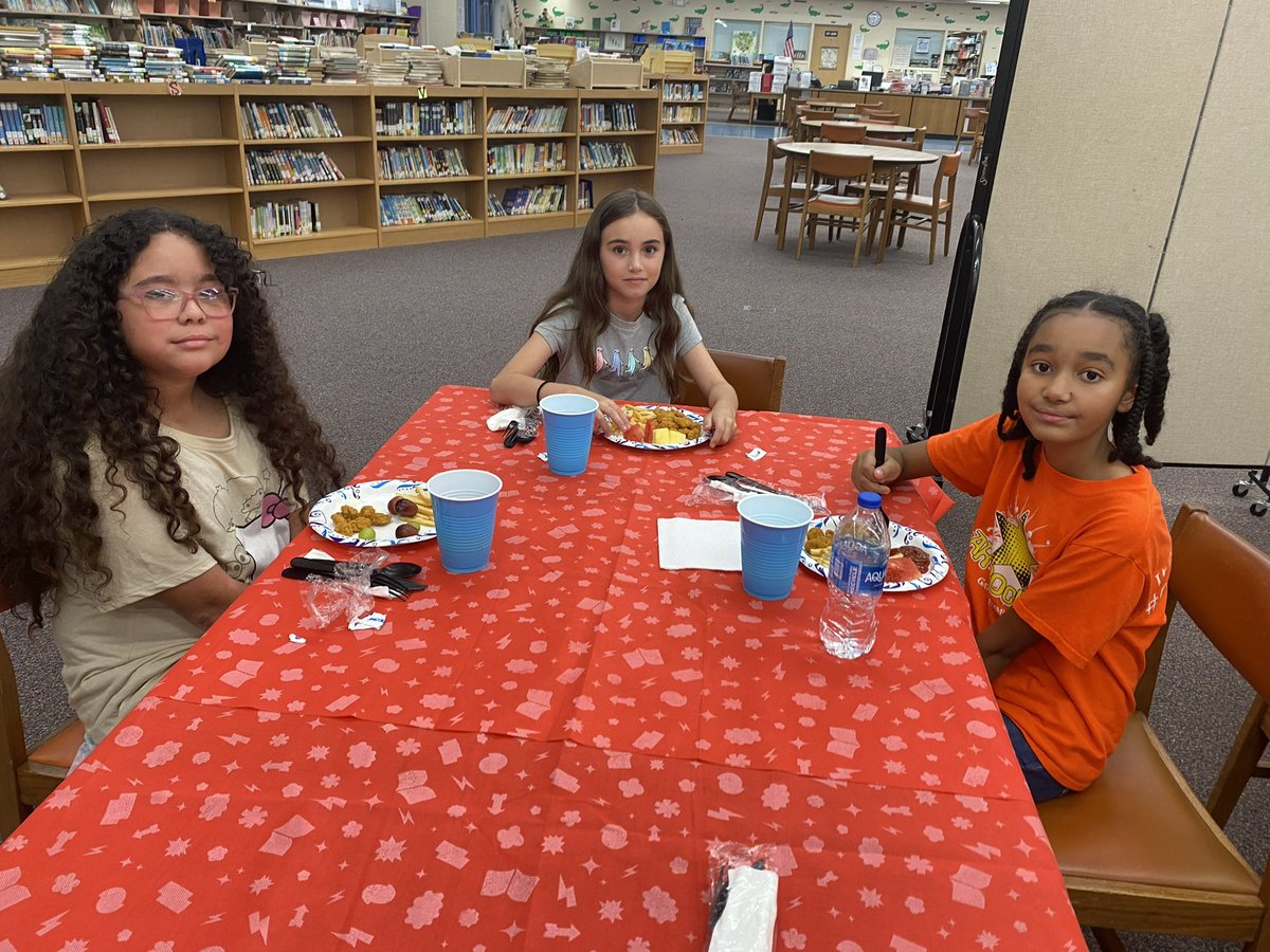 Gateway_Gators's tweet image. #GatewayGators🐊 Congratulations 🎉 to the Millionaire 📚Readers here at Gateway. Thank you PTO  for supplying the food for our scholars. We truly appreciate all that the administration team &amp;amp; educators have done this year to help our scholars be successful!#avid #LeeSchools