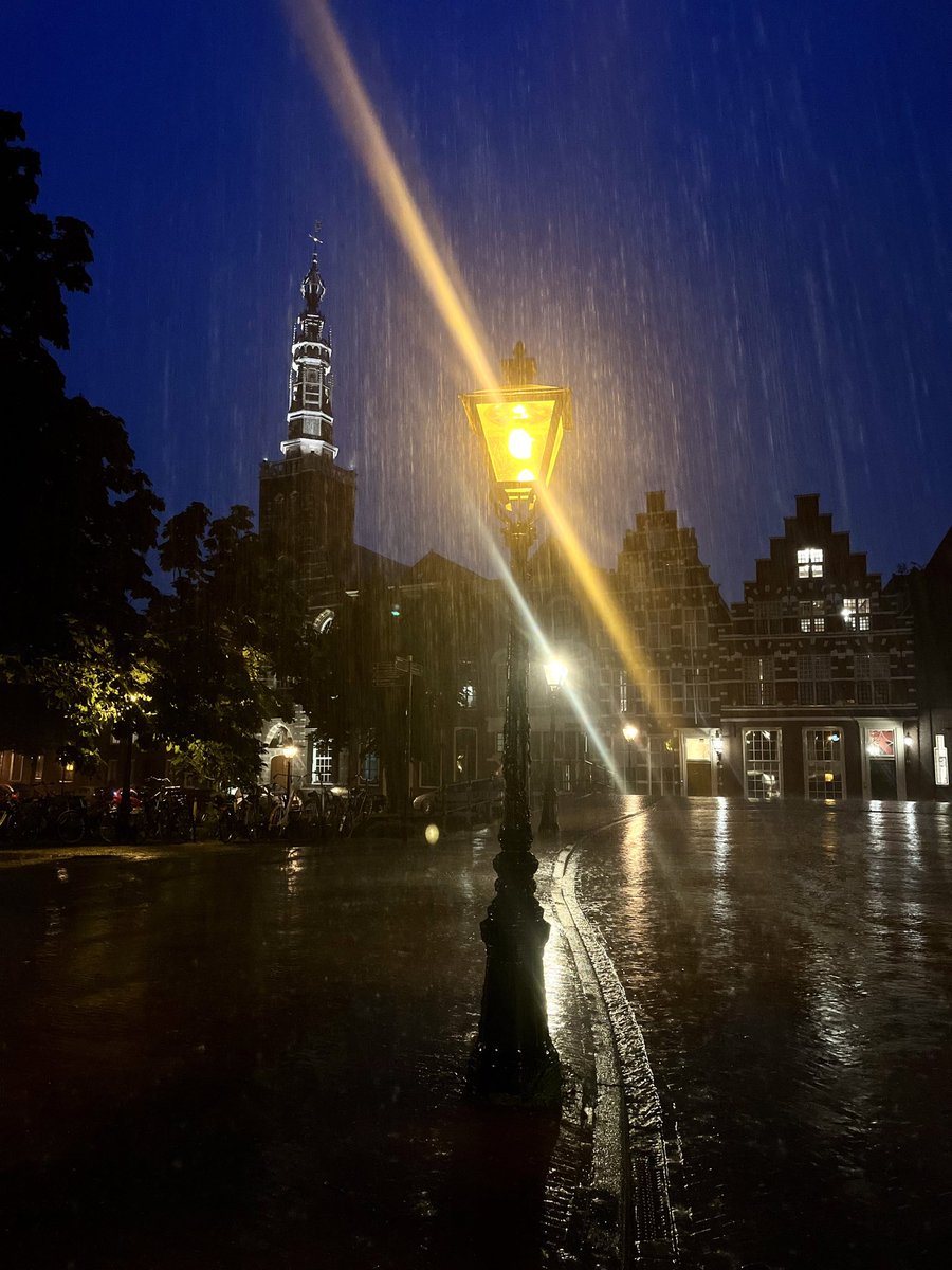 De stromende regen op een late avond in Leiden. Soms valt alles even op z’n plek.