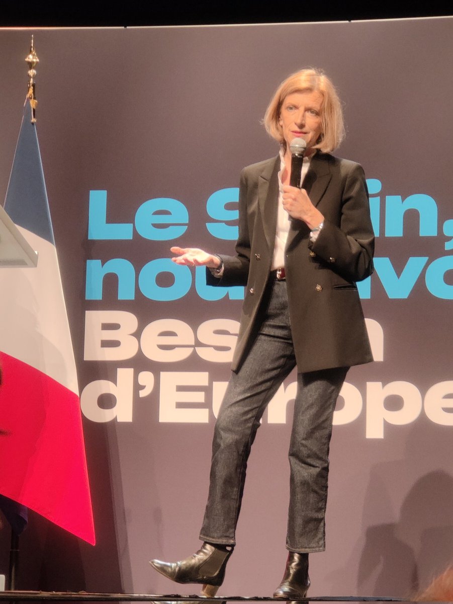 p_maraval's tweet photo. Un formidable meeting @BesoindEurope ce soir à Boulogne, avec @GabrielAttal @ValerieHayer @iflorennes92 @JLBourlanges @priscathevenot @oliviagregoire et bien d'autres. Merci de redonner du sens et les valeurs qui font de l'Europe notre bouclier et notre maison 🤗👏 https://t.co/iXQYFkgl1l