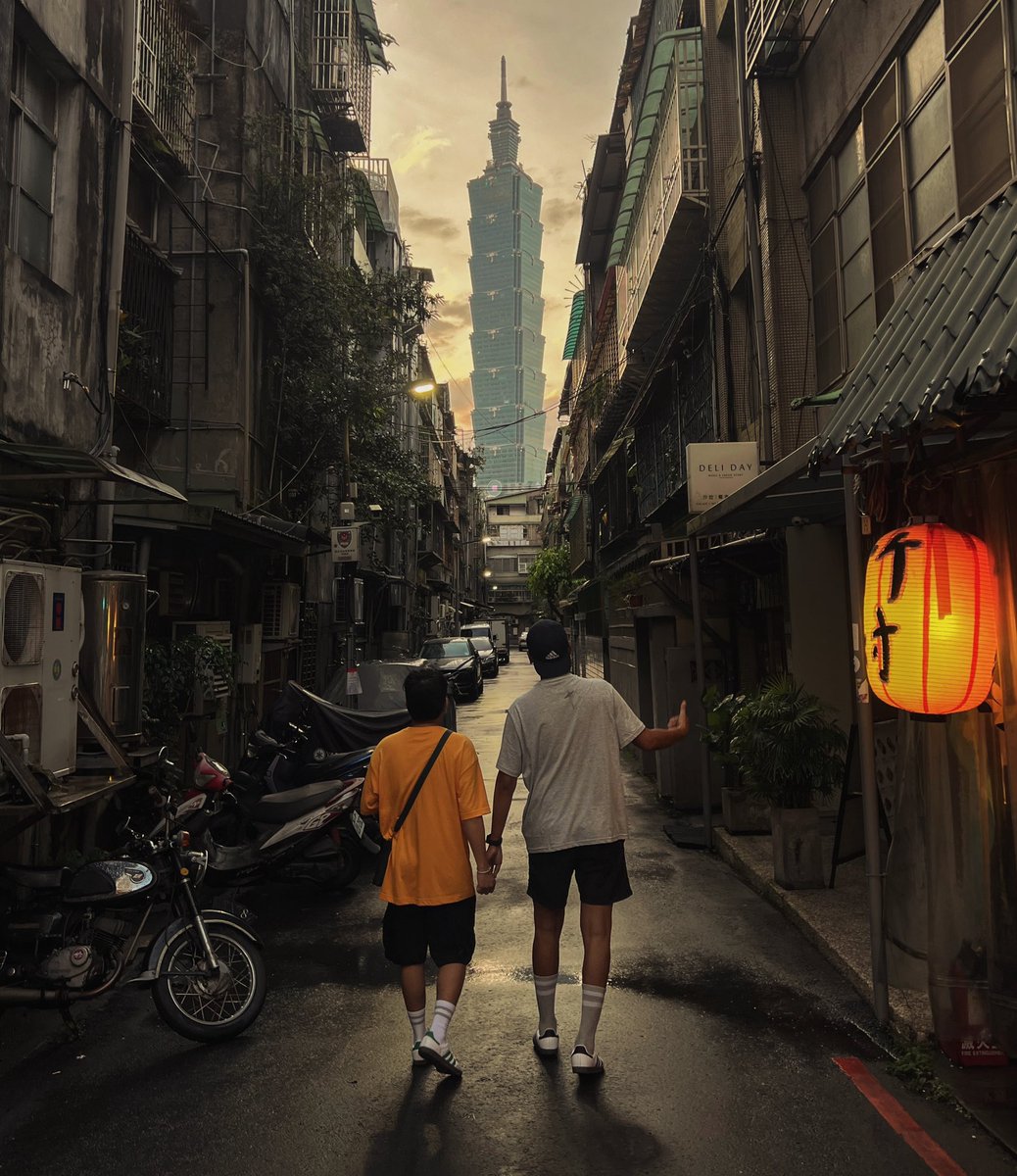 markcsantos's tweet photo. Lost but together. 🏢 https://t.co/Sz3KCHfL77