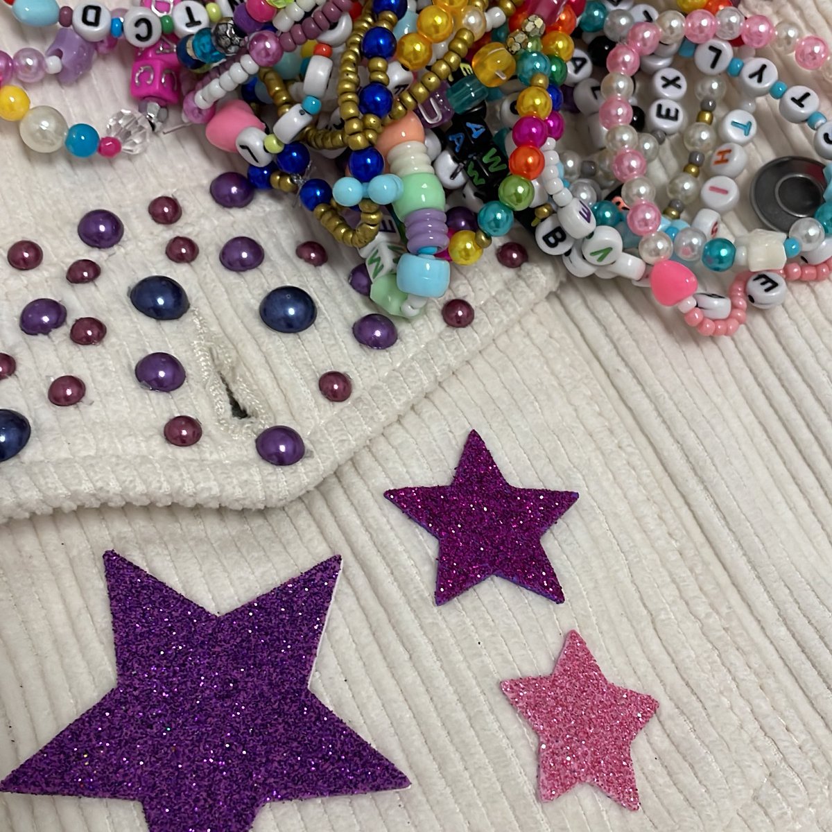 uiuquer's tweet photo. @taylorswiftes_ @taylorswift13 @TicketmasterES @lasttourint @UniversalSpain Hola! me llamo wilker, voy desde barcelona para los conciertos (día 29 grada sector 525 y día 30 Pista Frontal Izquierda) #MadridTStheErasTour hice unas pocas pulsera, pero la intención es la que cuenta 🤪😜

Mi outfit va a ser de la era más infravalorada en el tour 💜Speak Now💜 https://t.co/px8quFqsfx