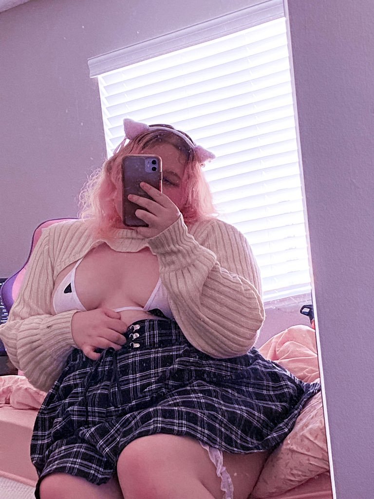 bitterbleka's tweet image. spot the difference between the 2 pictures below