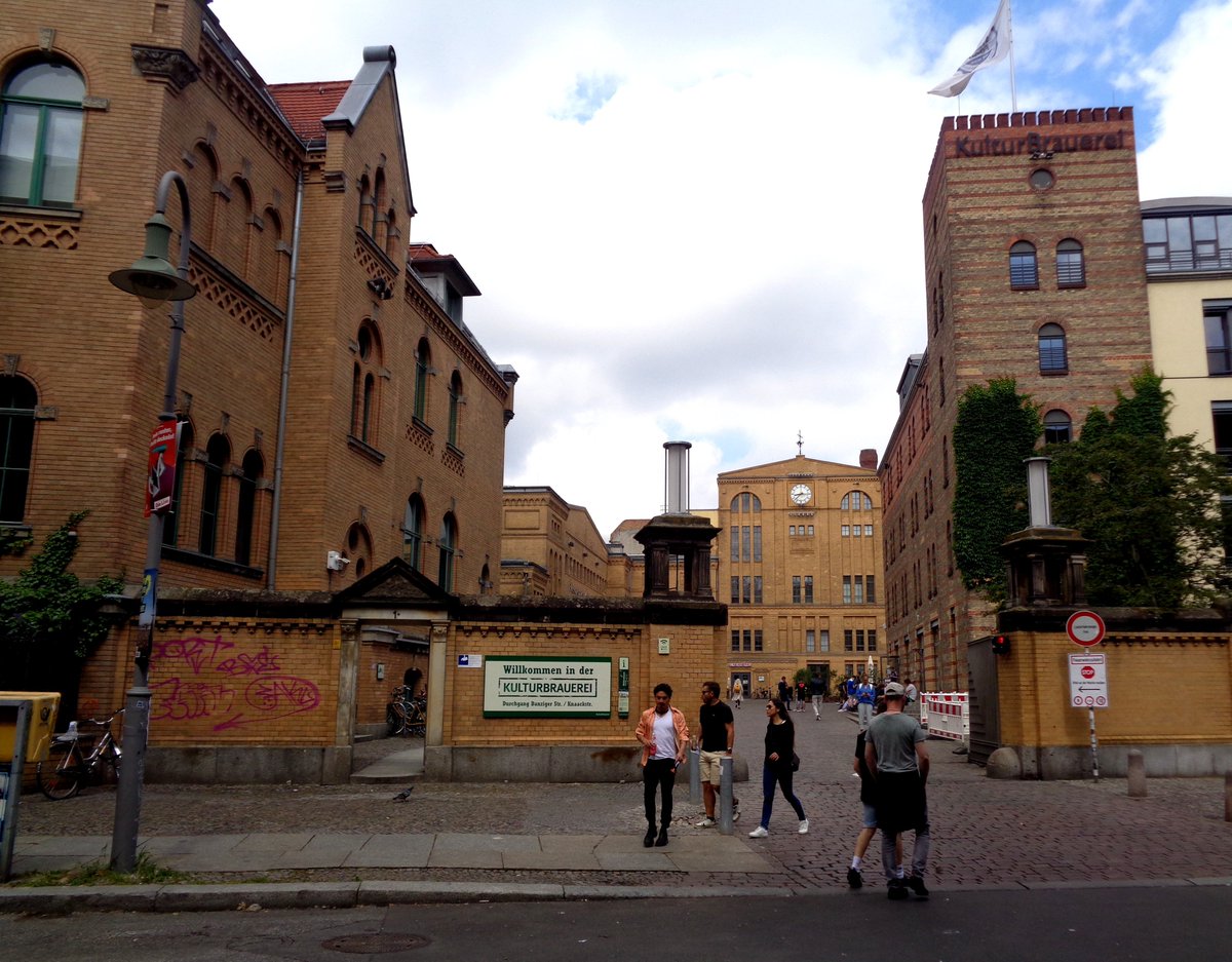 Teil meiner kulturellen 'Nostalgietour' in Berlin.  Prenzlauer Berg Szene ist nun Legende. Veranstaltungen im 'Franzclub' gehörten dazu. Nun ist man 'brav' dort. Historische Bausubstanz der alten Brauerei wurde toll restauriert. Tip für gute Konzerte bleibt die 'Kulturbrauerei'.