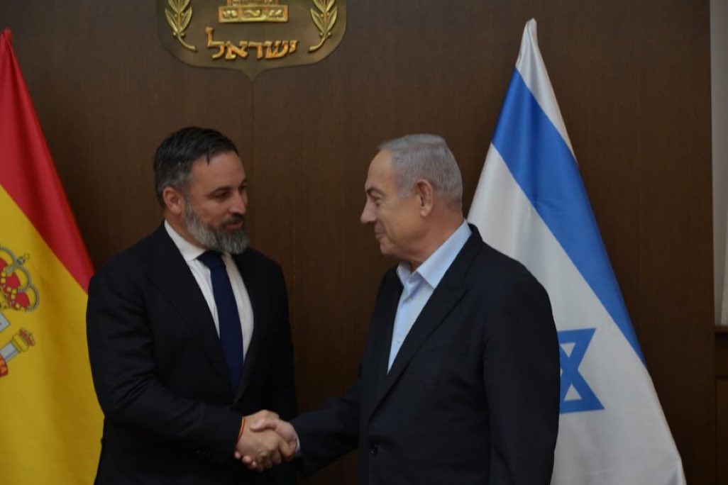 Mi presidente con el presidente de Israel. Y yo con el inmenso privilegio del testigo en una hora de conversaciones para la historia. La nueva era, la era de los valientes, de los soberanistas, de los defensores de Occidente está en marcha. Apúntense el 9 de junio.