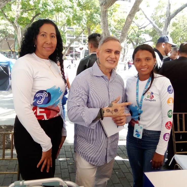 Hoy #28May || La <a href="/FMisionJGH/">FMisiónJGH</a> realiza entrega de ayudas médicas humanas a los habitantes de la parroquia la Candelaria junto al <a href="/MinpublicoVEN/">Ministerio Público venezolano</a> y el Fiscal General de la Republica <a href="/TarekWiliamSaab/">Tarek William Saab</a> brindando asesoría legal gratuita y especializada.