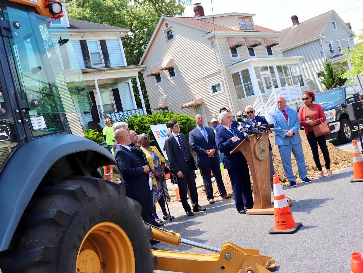 Replacing aging, hazardous lead pipes is essential for public health & strengthening our communities. On Early St. in PVD today to celebrate over $26M in federal funds from the Bipartisan Infrastructure Law to ensure water flowing from our taps is safe & reliable.