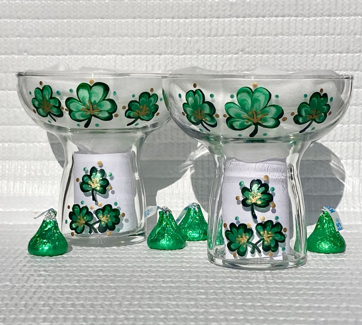 Check out these shamrocks etsy.com/listing/165360… #shamrocks #cocktailglasses #giftsorher #SMILEtt23 #CraftBizParty #irishgifts #etsy