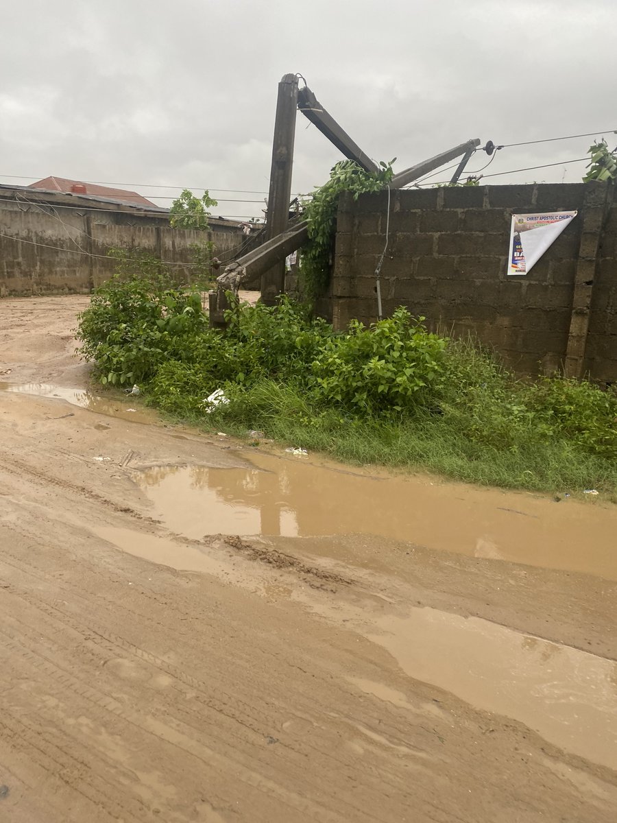 Thread Around 1:30am Saturday 25th of May, 2024 in Lagos State, Ikorodu in Ibeshe precisely, there was a Disastrous #Storm which damaged so many houses and Electric Poles. I called the @lasemasocial 767 Emergency Services. After explaining that there was a Storm, and it is now