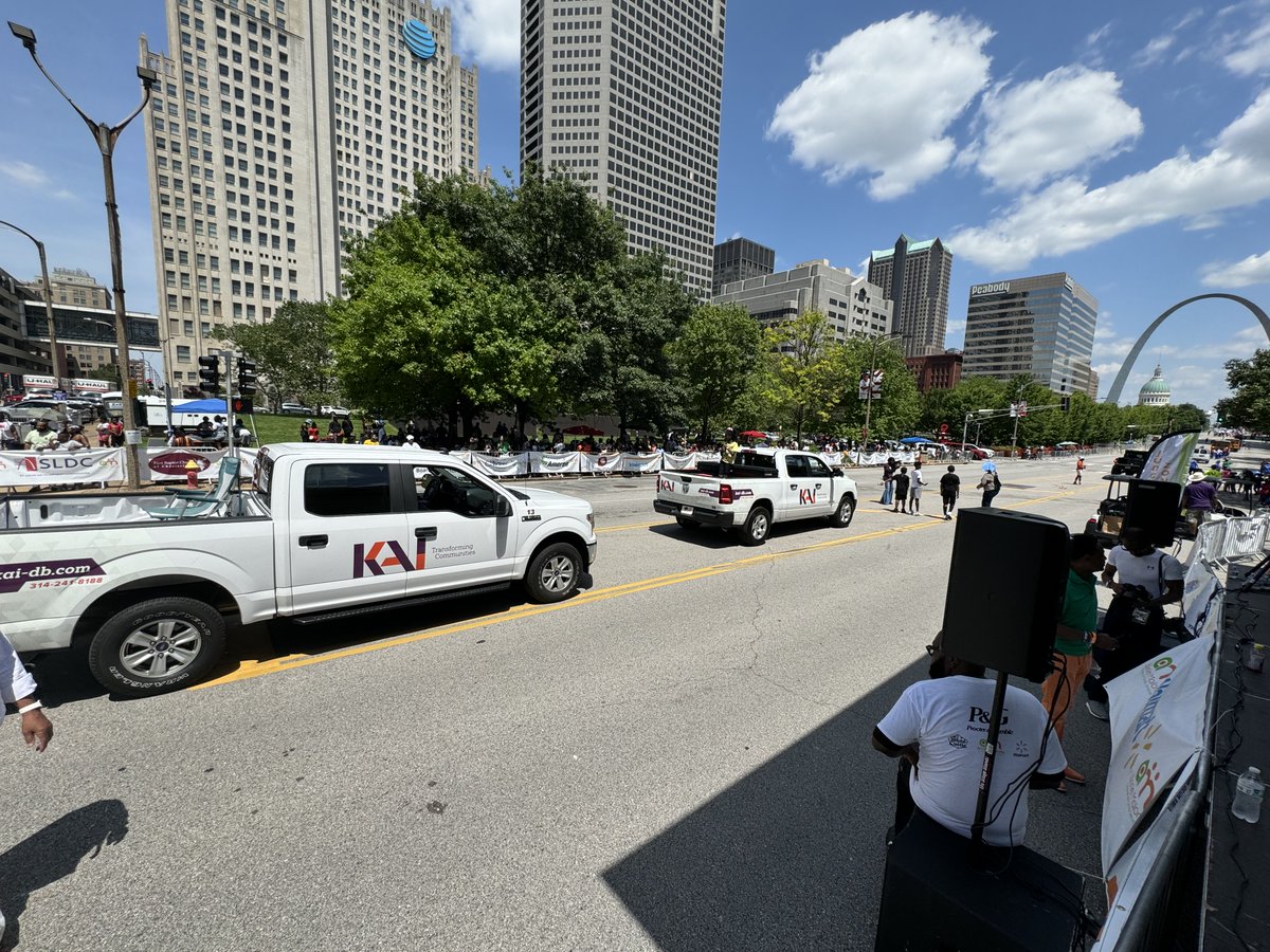 We had a blast this past weekend at the 114th Annual Annie Malone May Day Parade! Since 1910, it’s been a celebration of an enthusiastic community that comes together to celebrate the spirit of Annie Malone.

anniemalone.org/annie-malone-p…

#TransformingCommunities #GiveBack