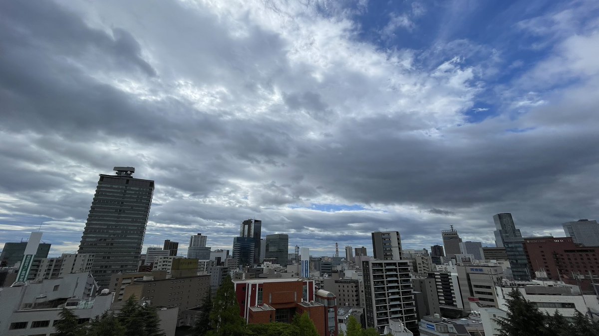 仙台市宮城野区17.8℃、雲がバラけてきて切れ間が見えてきました。 風はヒンヤリです。 雨の日に花を買って帰るという気分転換もいいなと参考にしつつ、私は人と会う予定を入れることで、それを楽しみに頑張っています。ワクワクは大切ですね。 この後次第に晴れますが、風は冷たいので注意。