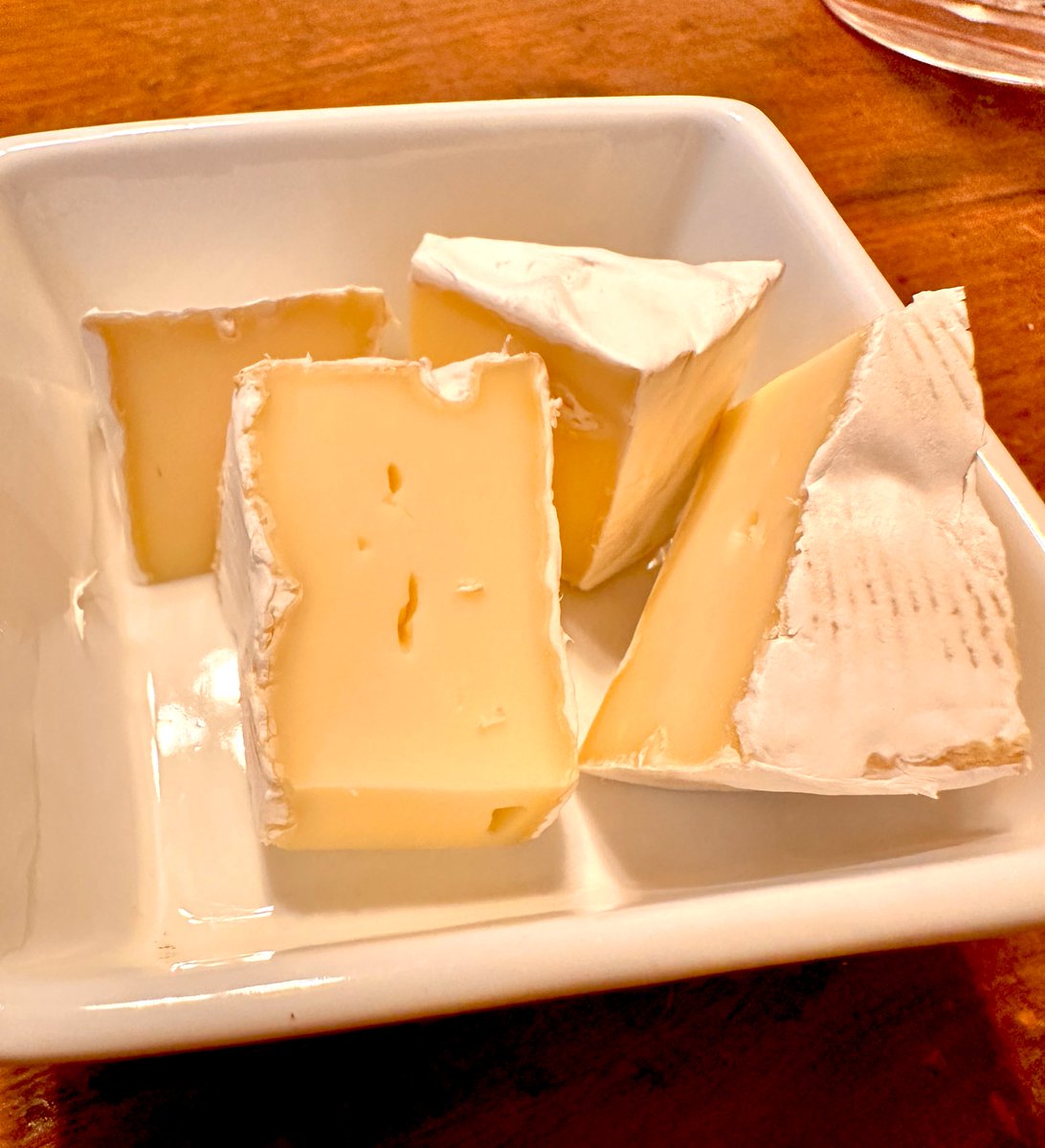 Ustedes el queso Brie o el Camembert, se lo comen con su corteza o se la quitan?