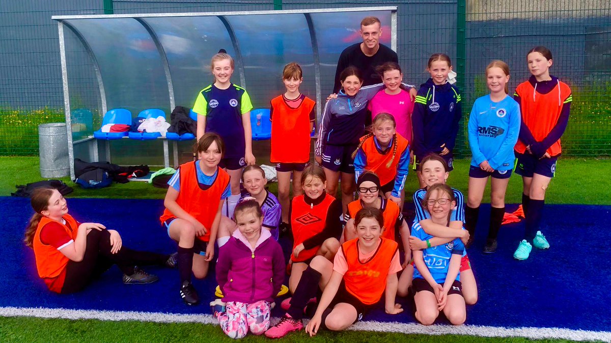 KilbarrackUtd's tweet photo. Our new girls side is off to a flying start with some big improvements already 🙌 

Killian Phillips stopped by to share his football wisdom with the girls 🇮🇪🦅🔵🔴

@CPFC #KillianPhillips https://t.co/ZwiWwpnBMT