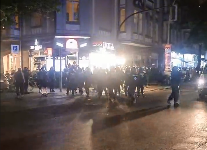 datawrangler2's tweet photo. [*Pro🇵🇸FreakShow]
.
Wochenlang wurden diese Aktionen vorher propagandiert &amp; angekündigt.
Polizei scheint überfordert.
#Sonnenallee #Weichselstraße #AZZAM-Area
Pali-Freaks verschanzen sich derweil in den Treppenhäusern in den Hinterhofbereichen der Anwohner
IST ZUM KOTZEN❗️
#b2805 https://t.co/JcJrBv5e2v