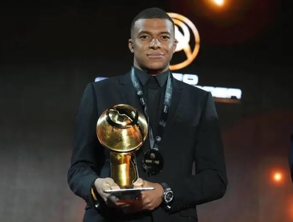 📊🇫🇷 Kylian Mbappé this season:

🏟️ 55 games

⚽ 50 goals

🎯 17 assists

🥇Topscorer in Ligue 1

🥇player of the year in Ligue 1

🥇Globe Soccer Award BEST MEN’S player

🥇 CDF-topscorer

🥇 UCL-topscorers

🏆 Coupe de France

🏆 Ligue 1

🏆 Trophée des Champions