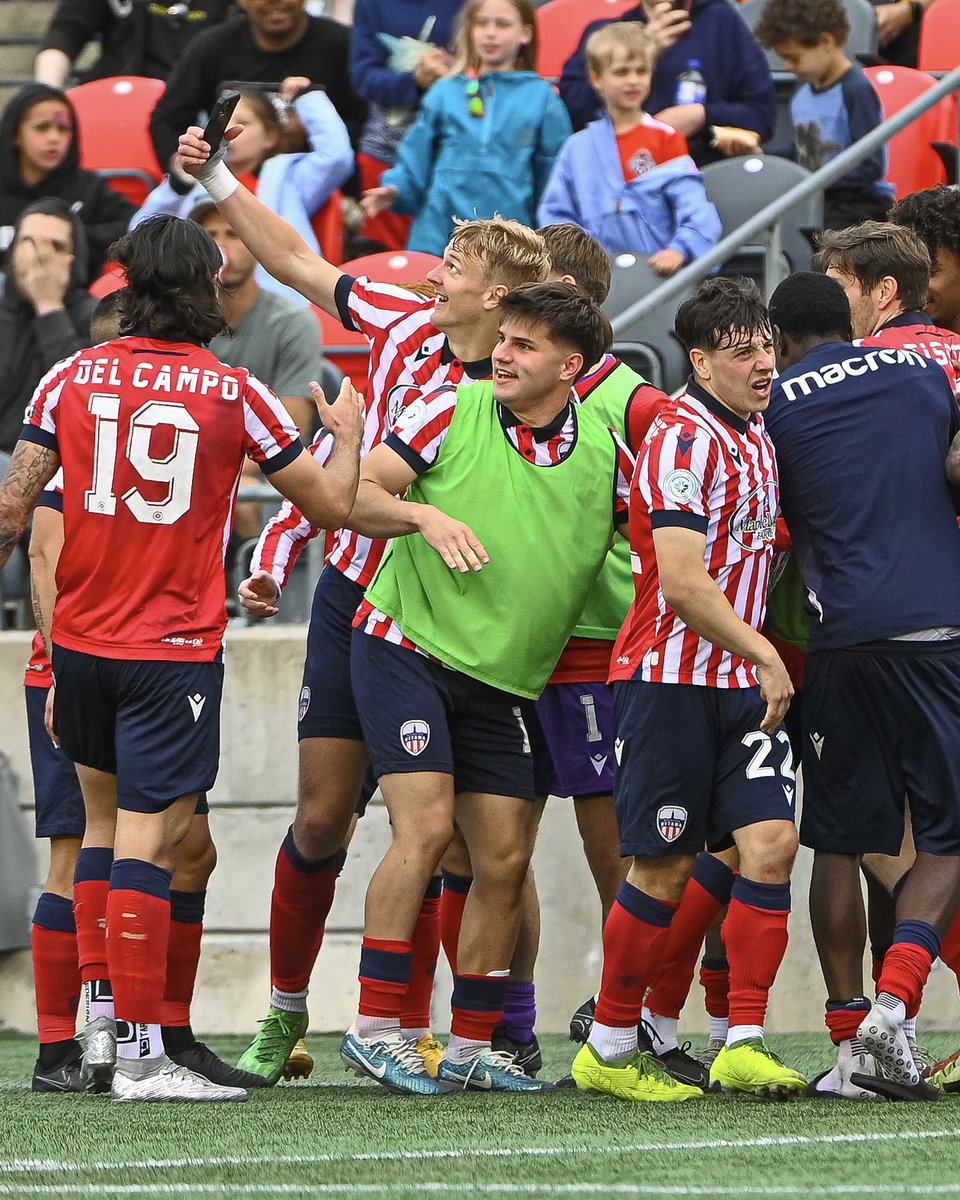 Capturing historic memories in Ottawa 🤳🏼❤️🤍

Soccer is for everyone, come make more memories with the Atleti Family this Sunday at @tdplace 👇🏻💺🪄🏟️⚡️‼️

Kickoff 2pm ✅

🔗 Tickets: atleticoottawa.canpl.ca/article/atleti…

#ForOttawa | #PourOttawa