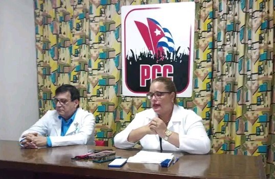 Autoridades sanitarias de #CienfuegosXMásVictorias insisten en vigilar signos de alarma y acudir de inmediato al médico ante la actual situación epidemiológica. Para erradicar los riesgos ambientales se propone trabajar en el barrio junto a líderes comunitarios #CubaEsSalud
#Cuba