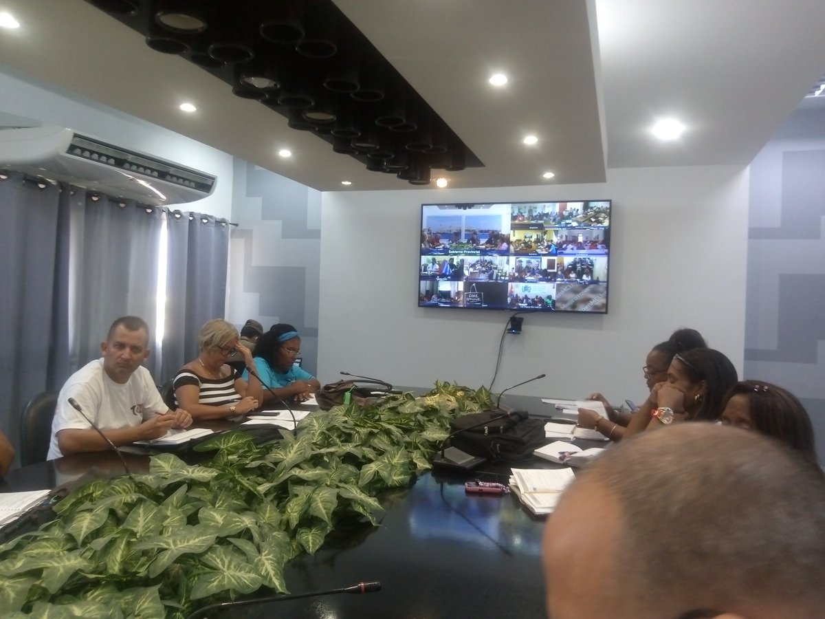 Con la presencia de <a href="/IzquierdoAlon/">Carlos Izquierdoalon</a> 1er Sec del CPPCC y <a href="/YanetHzP/">Yanet Hernández Pérez</a> Gobernadora de #LaHabana,presenta <a href="/JesusOtamendiz/">Jesús Otamendiz Campos</a>  Vicegobernador,   los resultados del trabajo en la etapa  del grupo de Prevención Social Provincial , teniendo como premisa #QueNadieQuedeAtrás .#LaHabanaViveEnMí