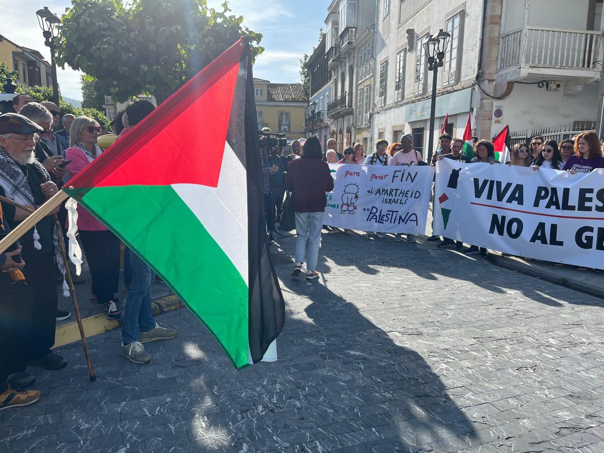 CCOOdeAsturias's tweet photo. Sabemos con quién debemos estar, con Palestina

🇵🇸 Hoy, día que se reconoce en España el Estado Palestino, en Muros de Nalón a la salida del encierro del concejal de @iumuros1 Elio Castaño
Con @RefatAhmad 
#CCOOConPalestina https://t.co/ShEy5ns1kM