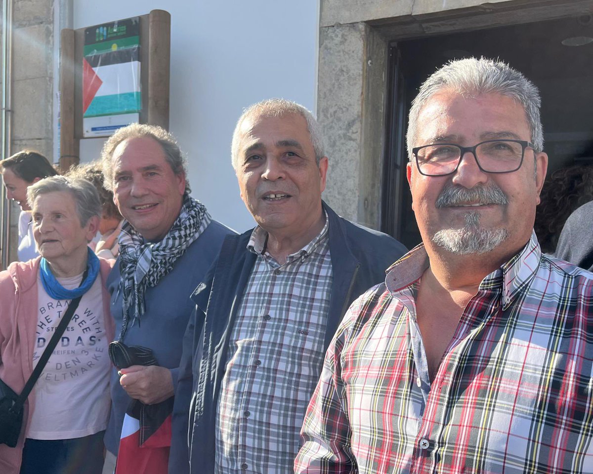 CCOOdeAsturias's tweet photo. Sabemos con quién debemos estar, con Palestina

🇵🇸 Hoy, día que se reconoce en España el Estado Palestino, en Muros de Nalón a la salida del encierro del concejal de @iumuros1 Elio Castaño
Con @RefatAhmad 
#CCOOConPalestina https://t.co/ShEy5ns1kM