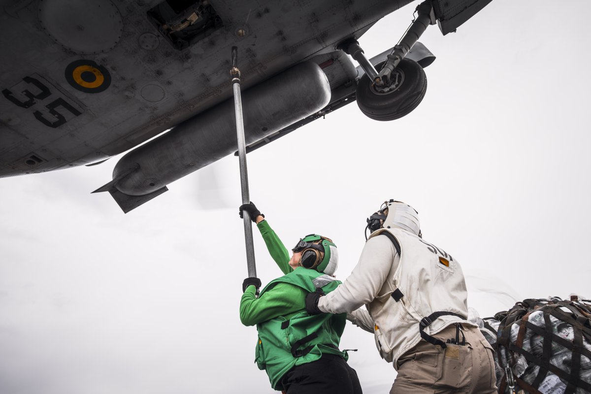 USNavy's tweet photo. #USNavy Photos of the Day:
1️⃣ @GW_CVN73 #VERTREP w/ Brazilian navy during #SouthernSeas @NAVSOUS4THFLT
2️⃣ @TheRealCVN71 flight deck DC drill @US7thFleet
3️⃣ @US2ndFleet visits Empty Sky: 9/11 Memorial @FleetWeekNYC
4️⃣ #USSLaboon DC drill @US5thFleet
👉 https://t.co/aZddB6hxYf https://t.co/YuD1T8rGoU