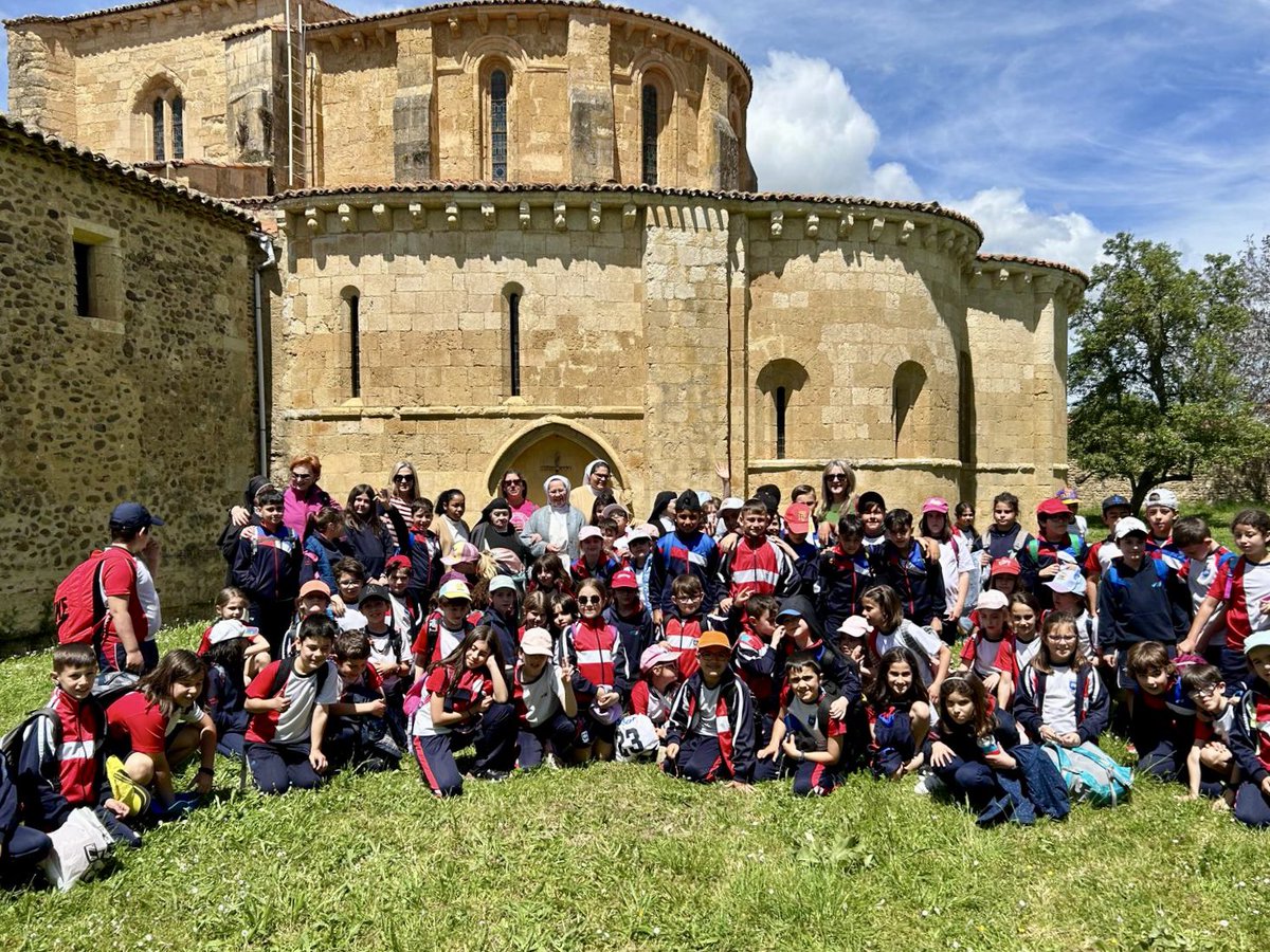 CCVirgenBlanca's tweet photo. Los niños de 3° y 4° EP han ido de #excursión 🚌 a #Gradefes para visitar el Monasterio de Santa María la Real ⛪️ y disfrutar de la Ruta de la Casita del Duende en Villanófar.
#MonasterioCisterciensedeGradefes #RutadeLosDuendes
#ccvirgenblancaleón @FundEducere #leonesp https://t.co/FqxkHaxMz8