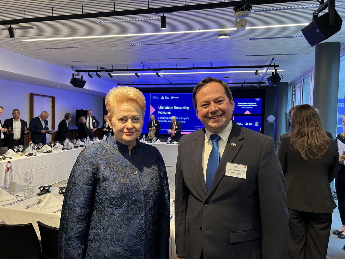 Joining President Dalia Grybauskaitė tonight at a dinner of Ukraine Security Forum, organised by @FriendsofEurope to discuss the strategies of Ukraine’s victory and the cost of inaction with a great group of former and current US and European decision makers. #UkraineInitiative🇺🇦