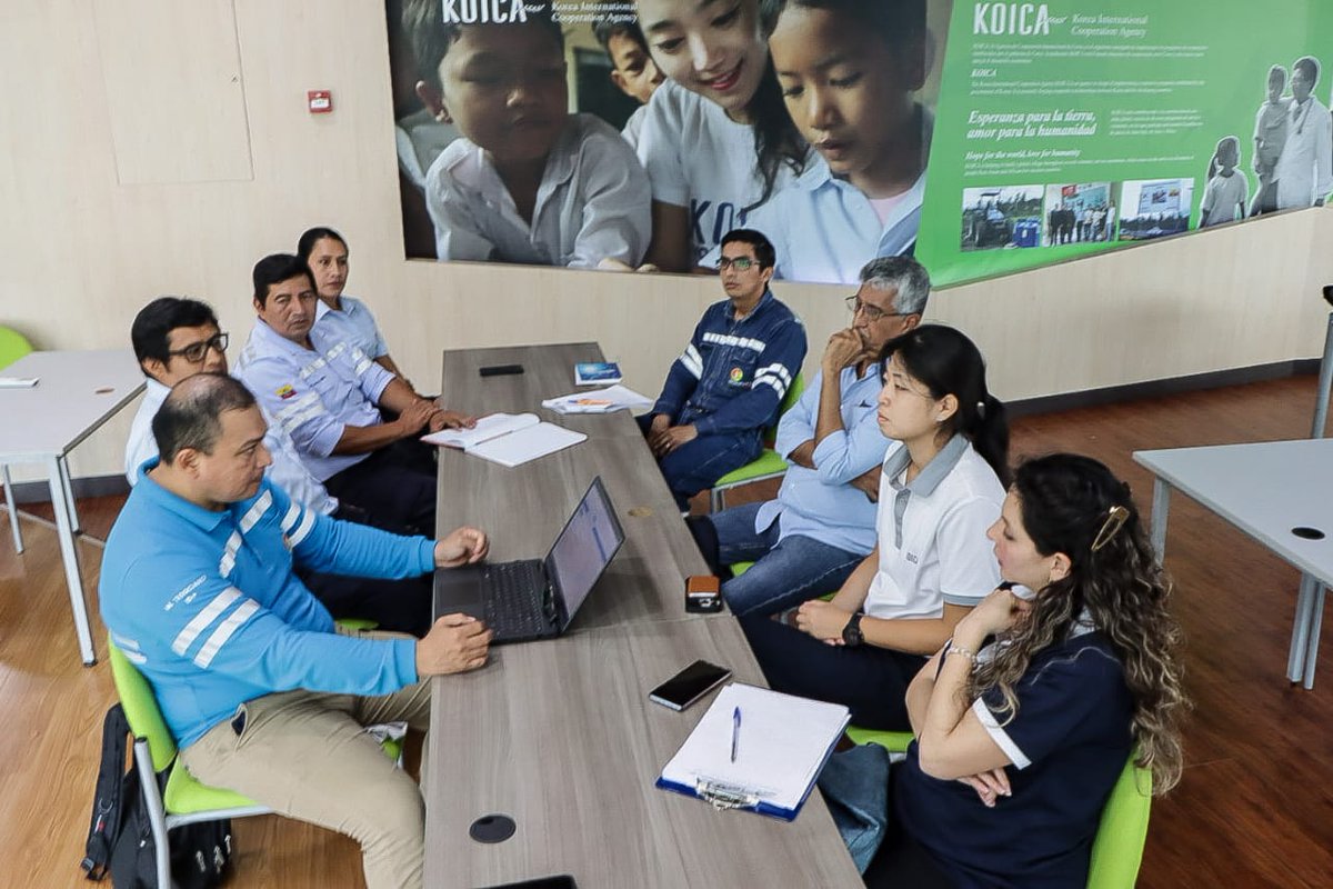 Visitamos la planta fotovoltaica en Puerto Ayora con Elecgalápagos y planificamos reparaciones para seguir apoyando a Galápagos. Celebramos el décimo aniversario de la planta solar, ¡100% operativa! Comprometidos con un futuro + verde #EnergíaRenovable #GalápagosSostenible