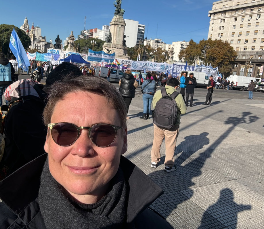 Beeindruckende Proteste der Bildungsgewerkschaften heute in Buenos Aires gegen die brutalen Haushaltskürzungen der rechten Milei-Regierung. Begleitet von Hupkonzerten und spontanen Solidaritätsbekundungen der Passanten! ✊🏾🚩