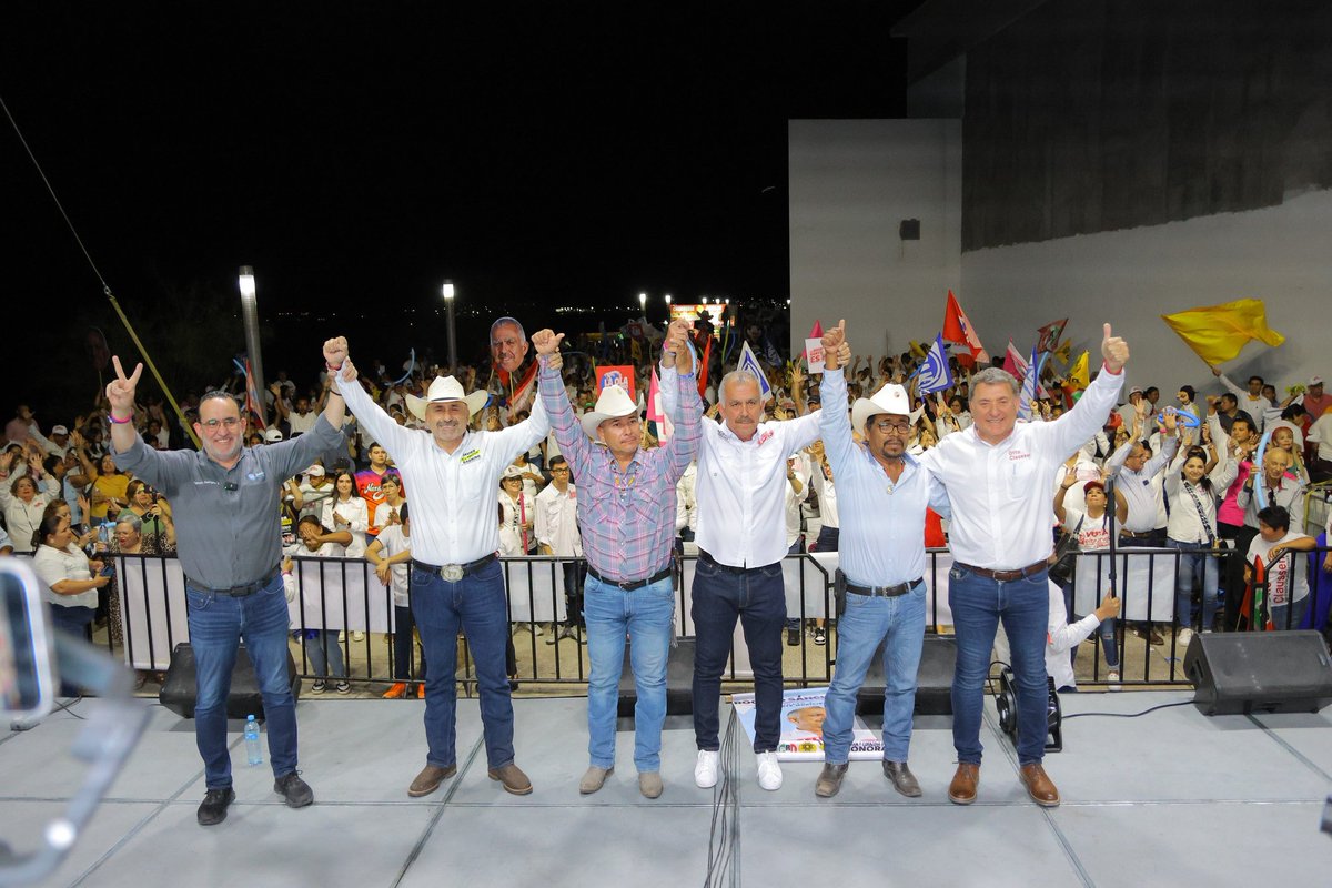 OsunaFredi's tweet photo. Que ánimo tan Xingón se vivió en el cierre de campaña de nuestros Candidatos, No cabe duda que la gente quiere un Cambio real y esa opción ¡Esta Aquí!
Un mal gobierno No se reelige, Guaymas #MereceMás,
Este 2 de junio #VotaRogelio #VotaOtto #VotaMaster #VotaPAN 💪💙 https://t.co/d9F5ExyXNN